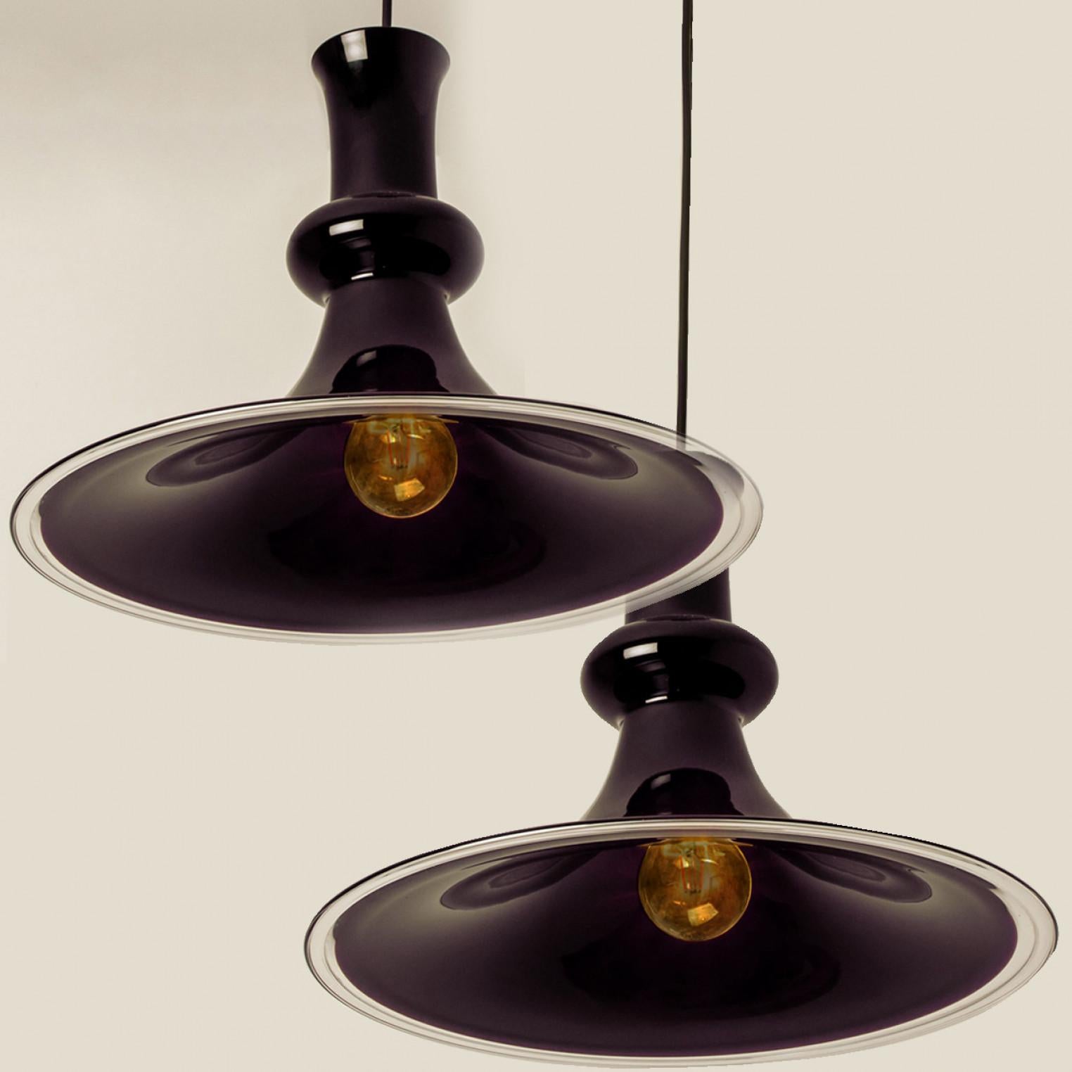 Scandinave moderne Paire de lampes suspendues Aubergine Holmegaard modèle Etude par Michael Bang, 1970 en vente