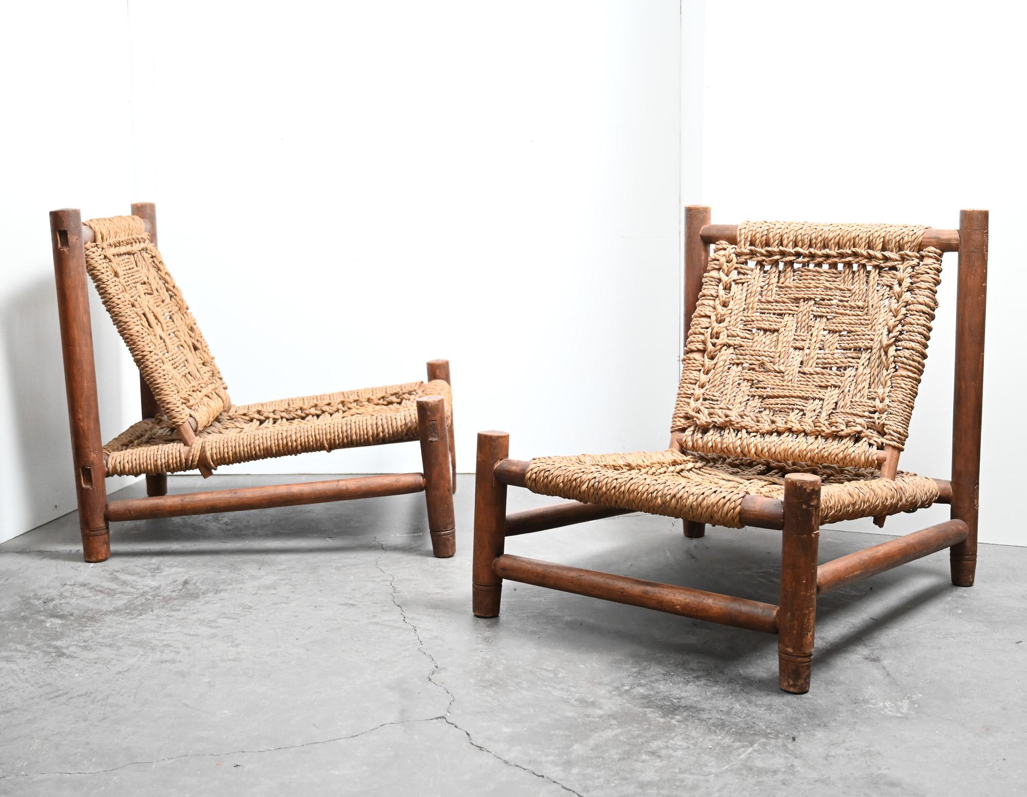 Paar niedrige Stühle Audoux Minet (Moderne der Mitte des Jahrhunderts) im Angebot