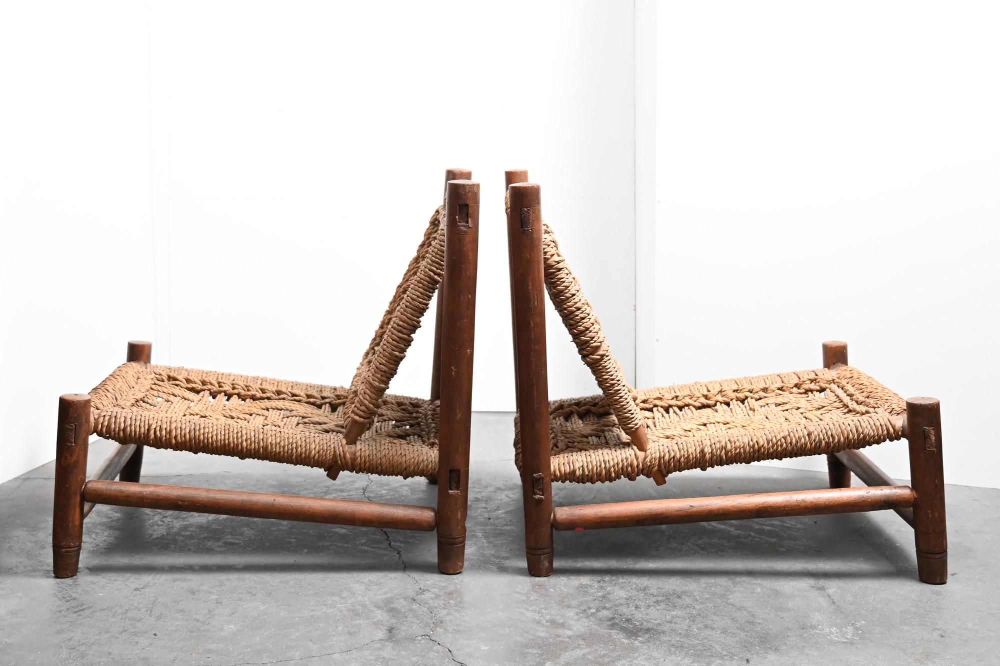 Paar niedrige Stühle Audoux Minet (Seil) im Angebot