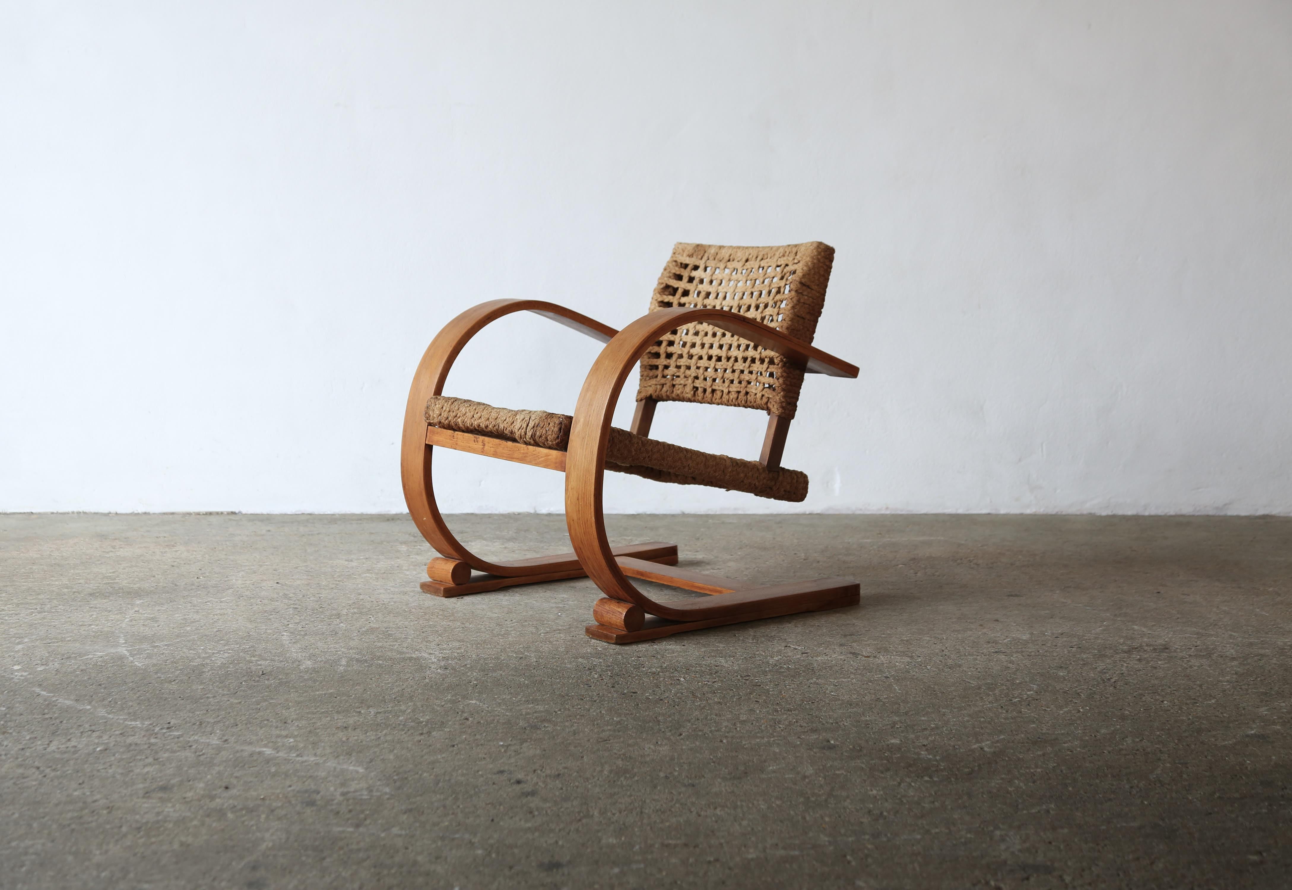 Superba sedia a sbalzo in corda e legno di Frida Minet e Frien Audoux, anni '50, Francia.  In condizioni originali, con alcuni segni di usura e di utilizzo della corda in legno.  Spedizione veloce in tutto il mondo.



