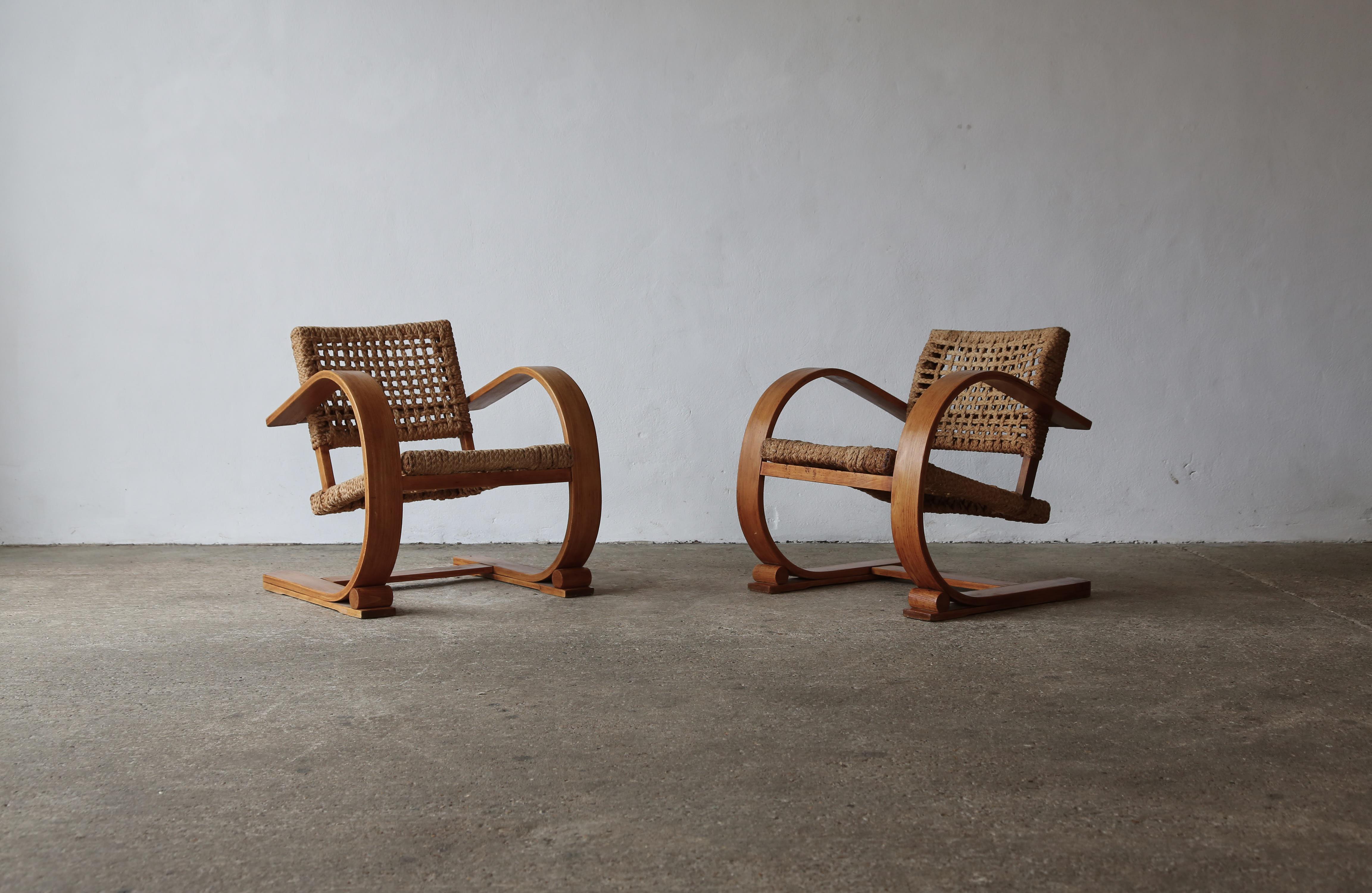 Superbe paire de chaises luge en bois et corde de Frida Minet et Adrien Audoux, années 1950, France. Il s'agit de bons exemples en état d'origine, avec quelques usures, marques et signes d'âge et d'utilisation sur la corde en bois. Expédition rapide