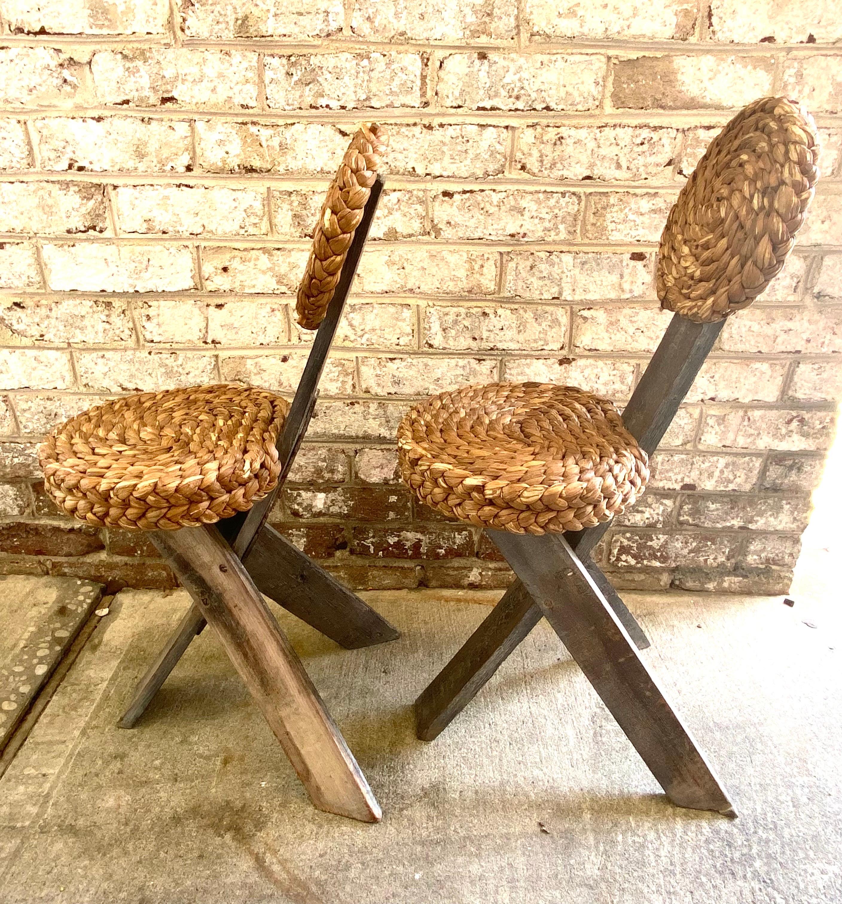 Pair of Audoux Minet Tripod Base Chairs with Abaca Seat and Back In Good Condition For Sale In East Hampton, NY