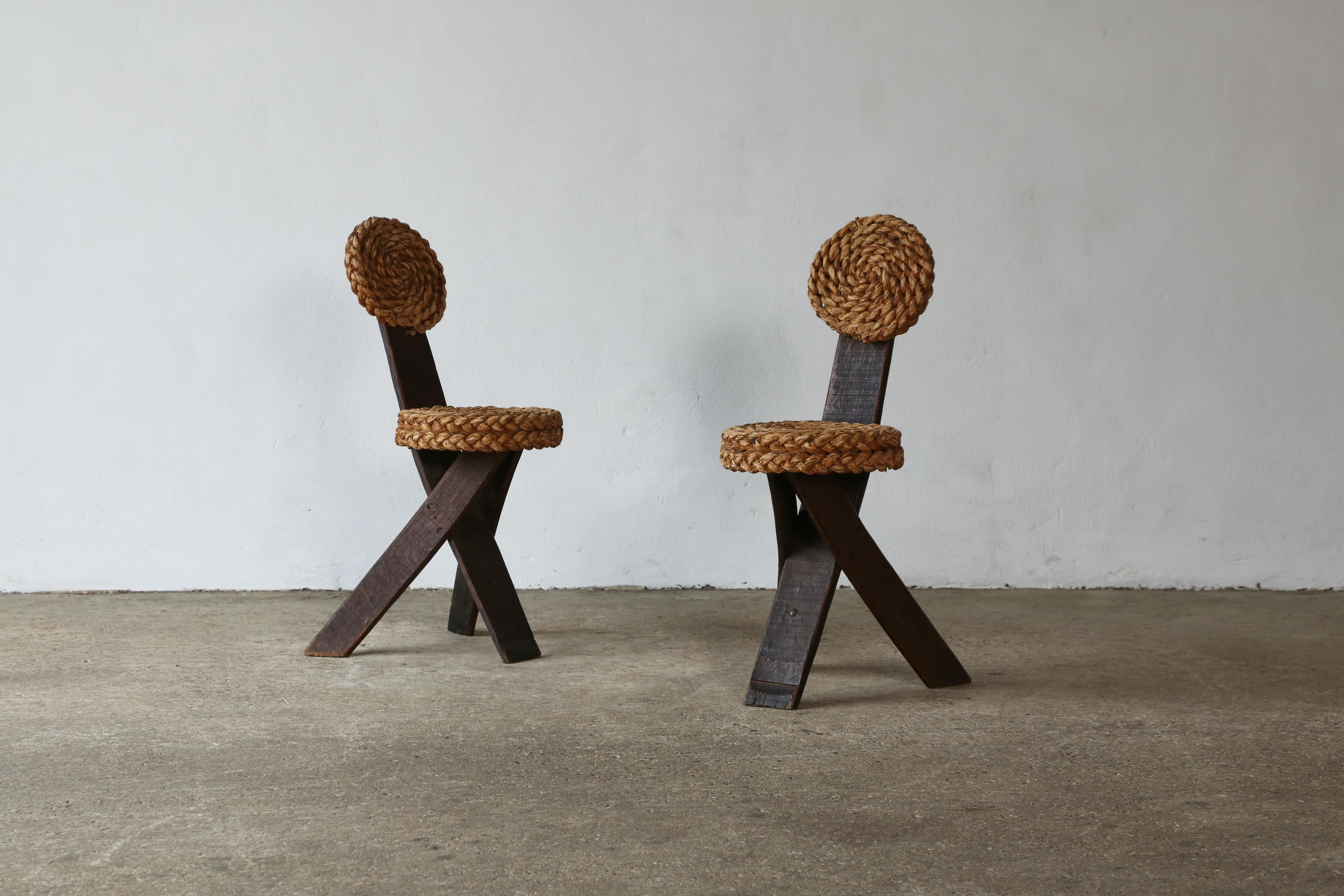 Superbe paire de chaises en bois et corde de Frida Minet et Adrien Audoux, années 1950, France. Ces chaises sculpturales inhabituelles sont un design moderniste typique d'Audoux et Minet incorporant des éléments d'un cadre simple revêtu d'abaca