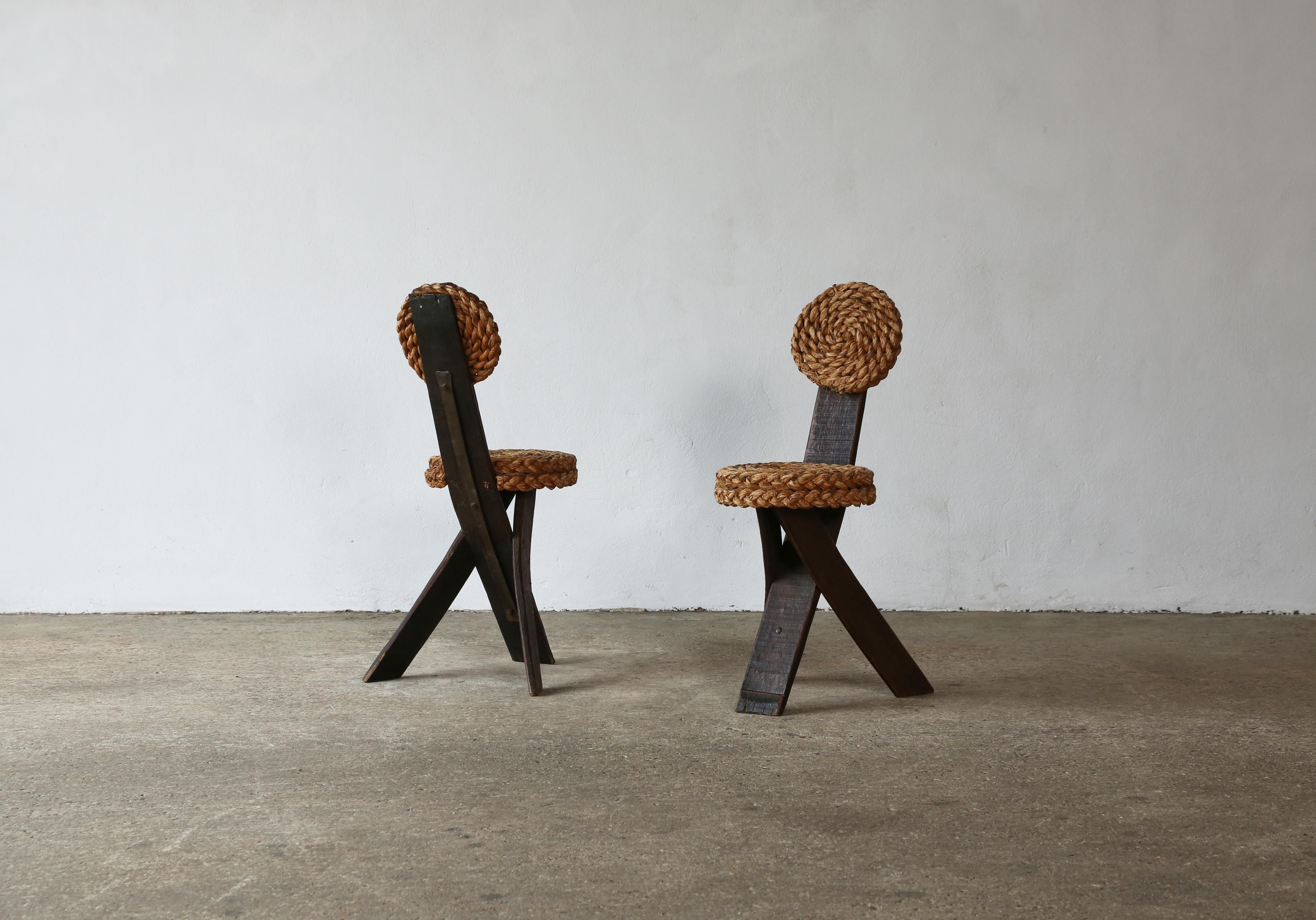 Paire de chaises tripodes en corde Audoux & Minet, France, années 1950 Bon état - En vente à London, GB