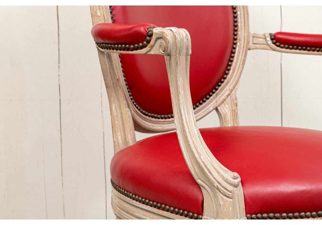 Francese Coppia di fauteuil in ecopelle rossa Auffray in vendita