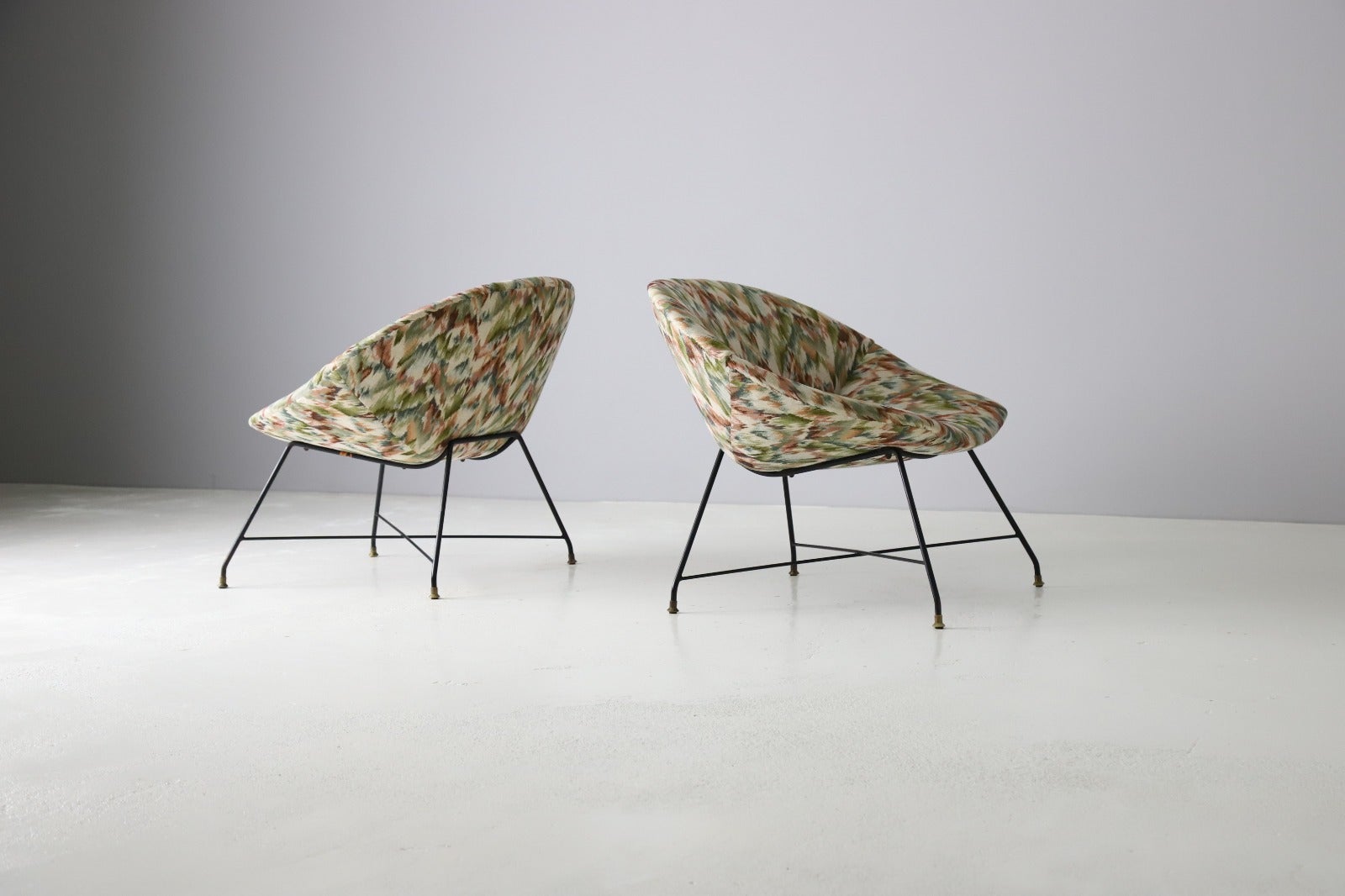 Elegant pair of 'Minoletta' lounge chairs from Italy. Designed by Augusto Bozzi and produced by Fratelli Saporiti in 1957. Original fabric seat on a lacquered metal base with brass feet. Both chairs are labeled by the maker.