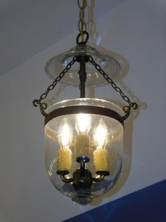 Paire de lanternes d'entrée autrichiennes suspendues en verre soufflé et bronze, R. Wien 1850