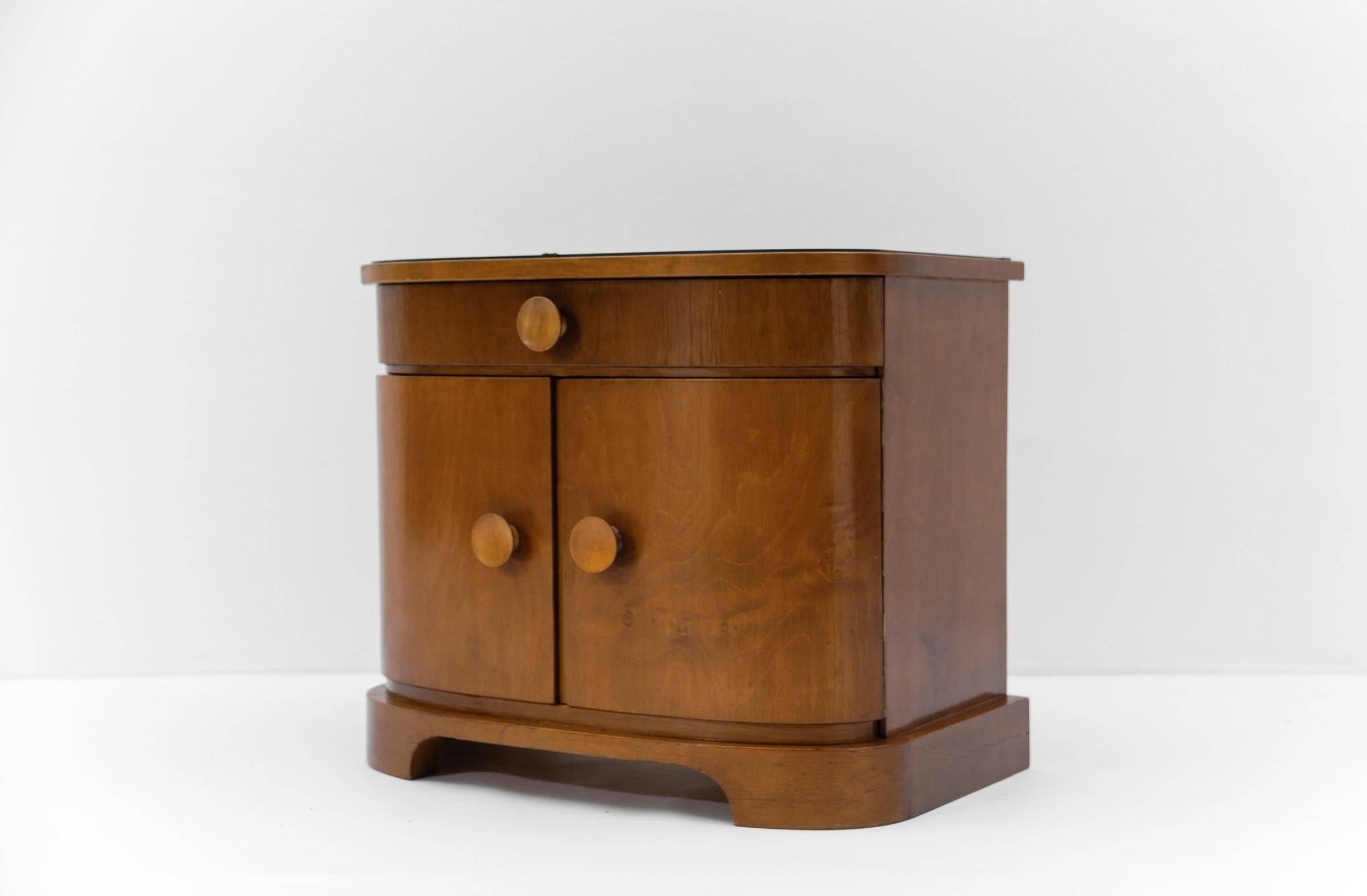 Pair of austrian Art Deco wooden bedside tables, 1930s In Good Condition For Sale In Nürnberg, Bayern