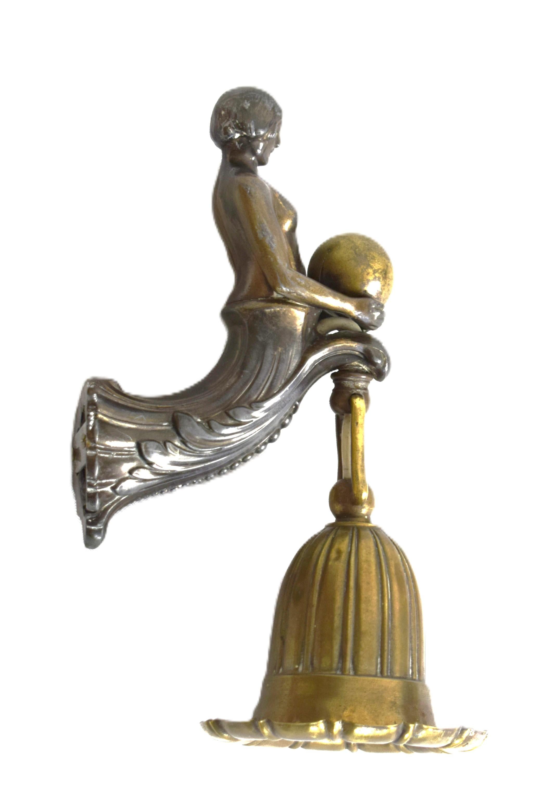 Ein Paar Wandlampen aus der Zeit um 1910.
Perfekte, solide Handwerkskunst.
Messing, bronziertes weißes Metall.
Jeweils mit einer E27-Fassung.
Erneute Elektrifizierung.