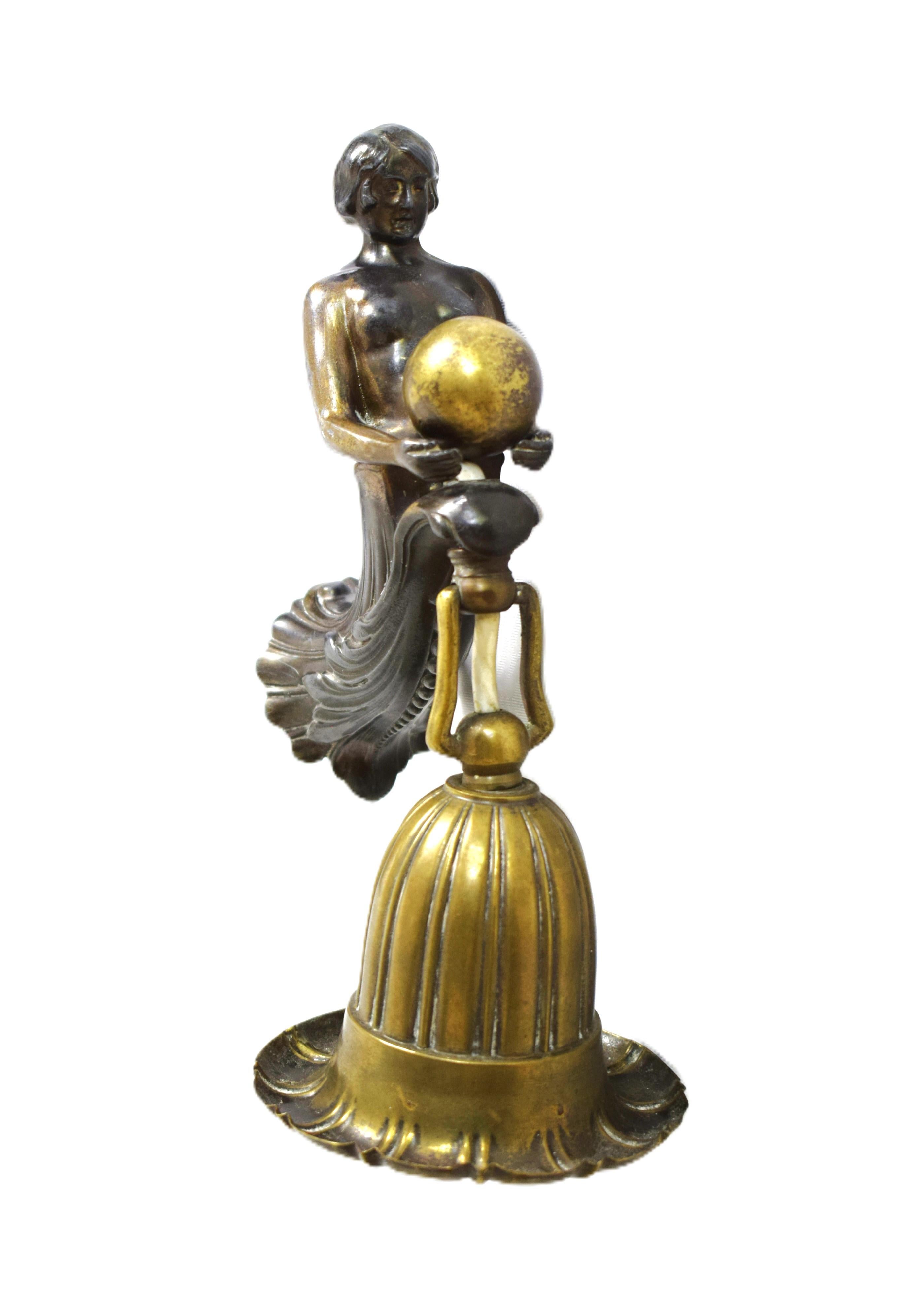 Paar österreichische Jugendstil-Wandleuchter aus Bronze: Frauentorso (Handgefertigt) im Angebot