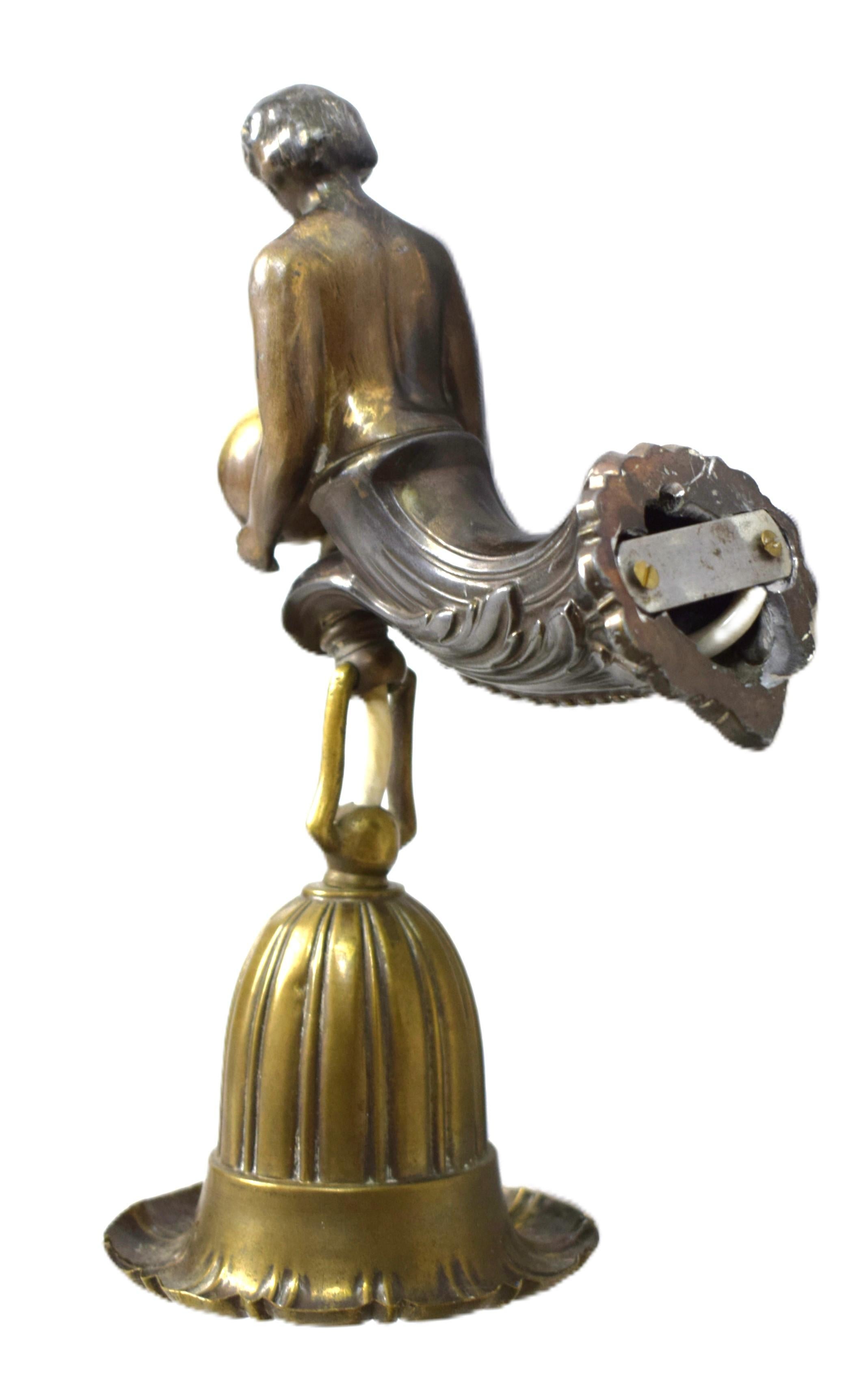 Paar österreichische Jugendstil-Wandleuchter aus Bronze: Frauentorso (Frühes 20. Jahrhundert) im Angebot