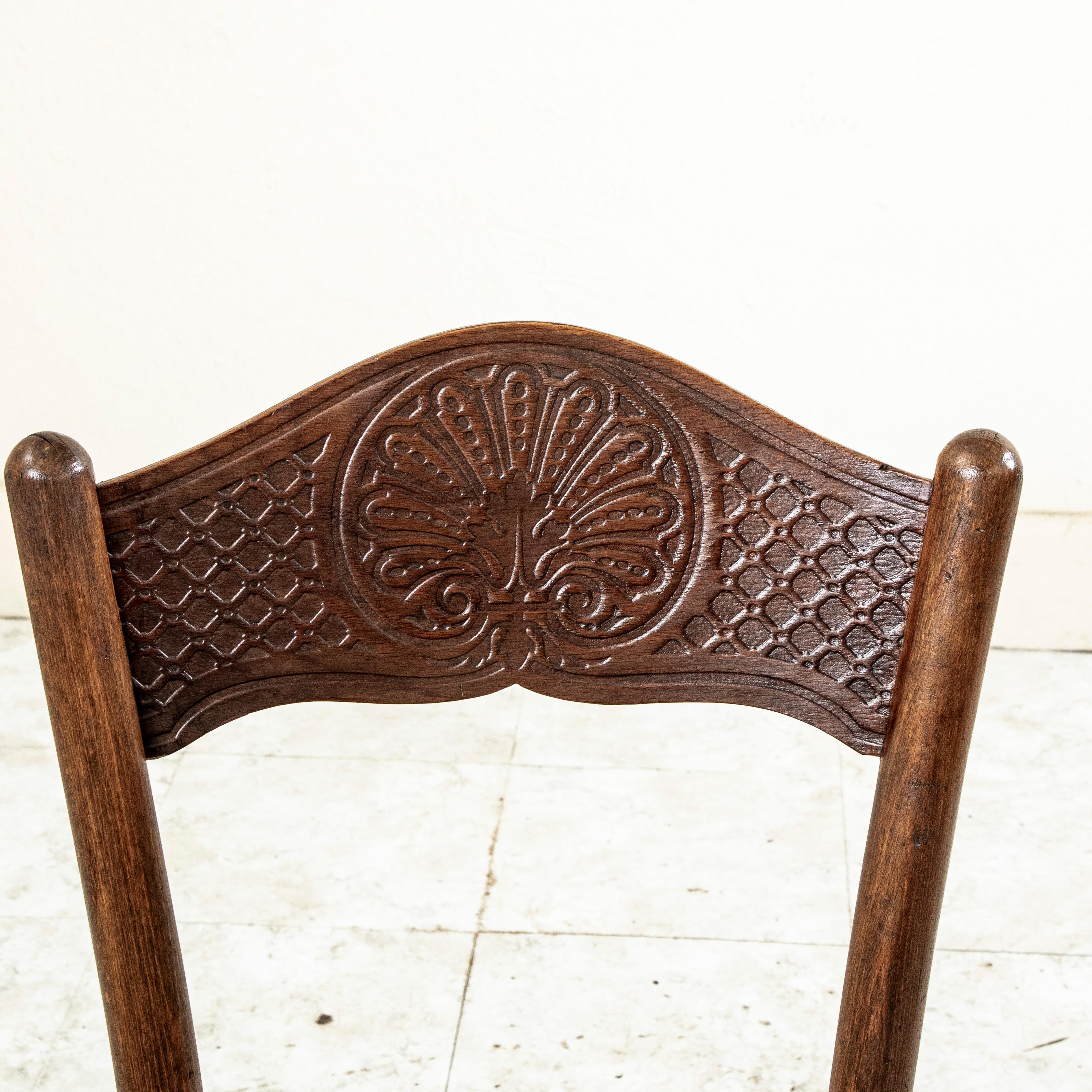 Coppia di sedie da bistrot in legno di Kohn, periodo Art Nouveau austriaco, motivo a conchiglia in vendita 4