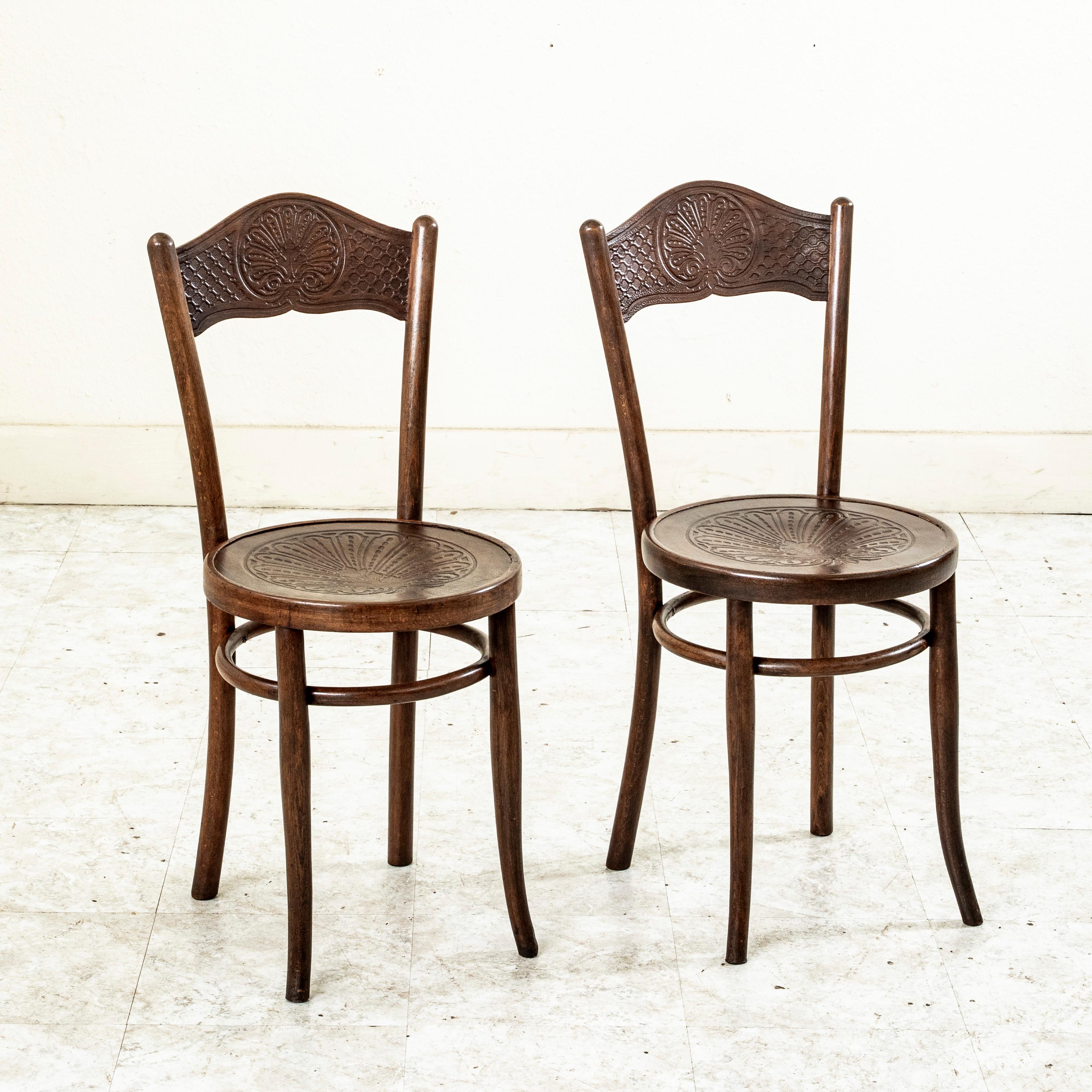 Disegnate da Jacob e Josef Kohn, queste sedie da bistrot in legno curvato in stile Art Nouveau sono caratterizzate da sedute in legno pressato e schienali con un classico motivo a conchiglia simmetrica. Le sedute poggiano su gambe delicatamente