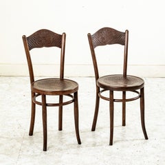 Pair of Austrian Art Nouveau Period Kohn Bentwood Bistro Chairs, Shell Motif