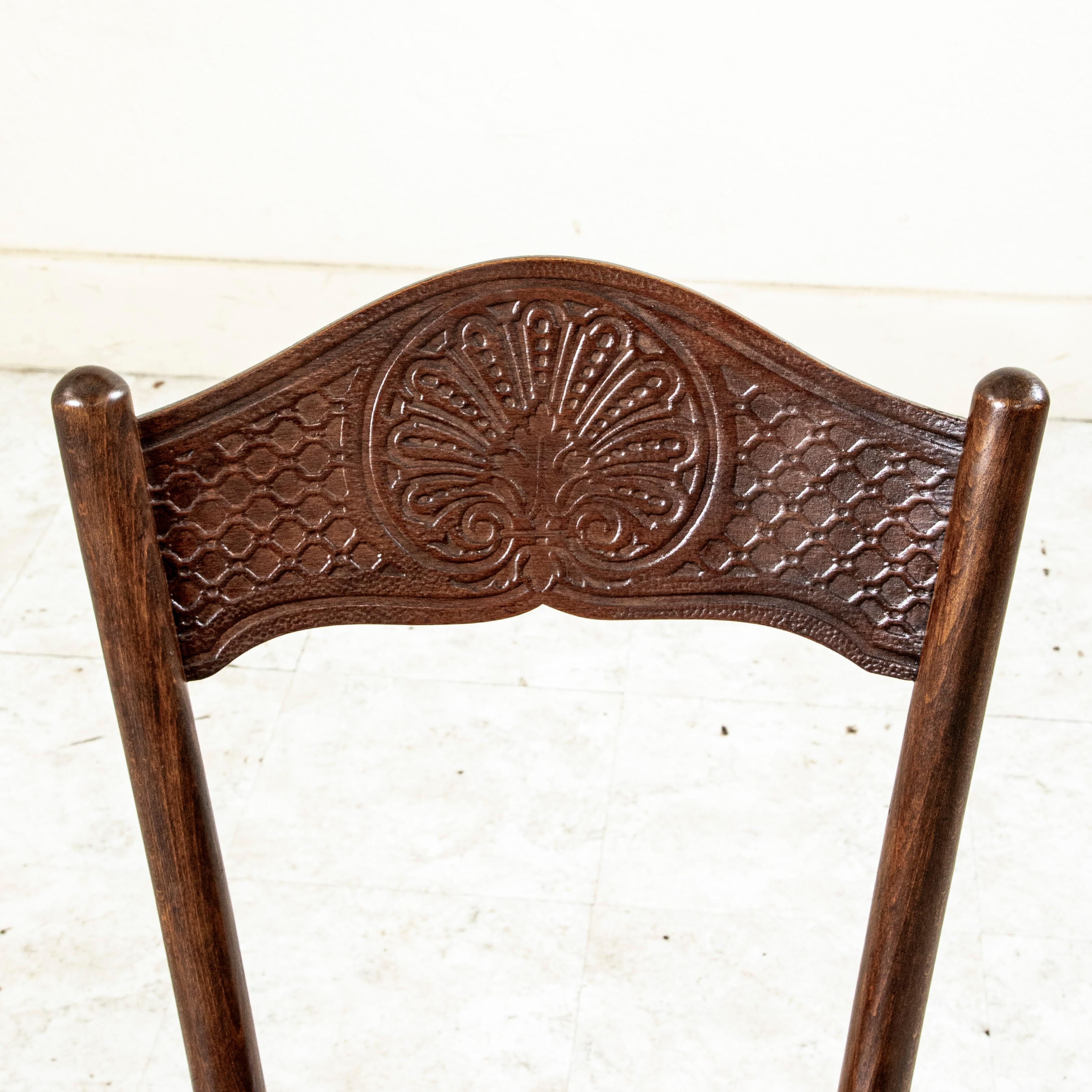 Coppia di sedie da bistrot in legno di Kohn, periodo Art Nouveau austriaco, motivo a conchiglia in vendita 1