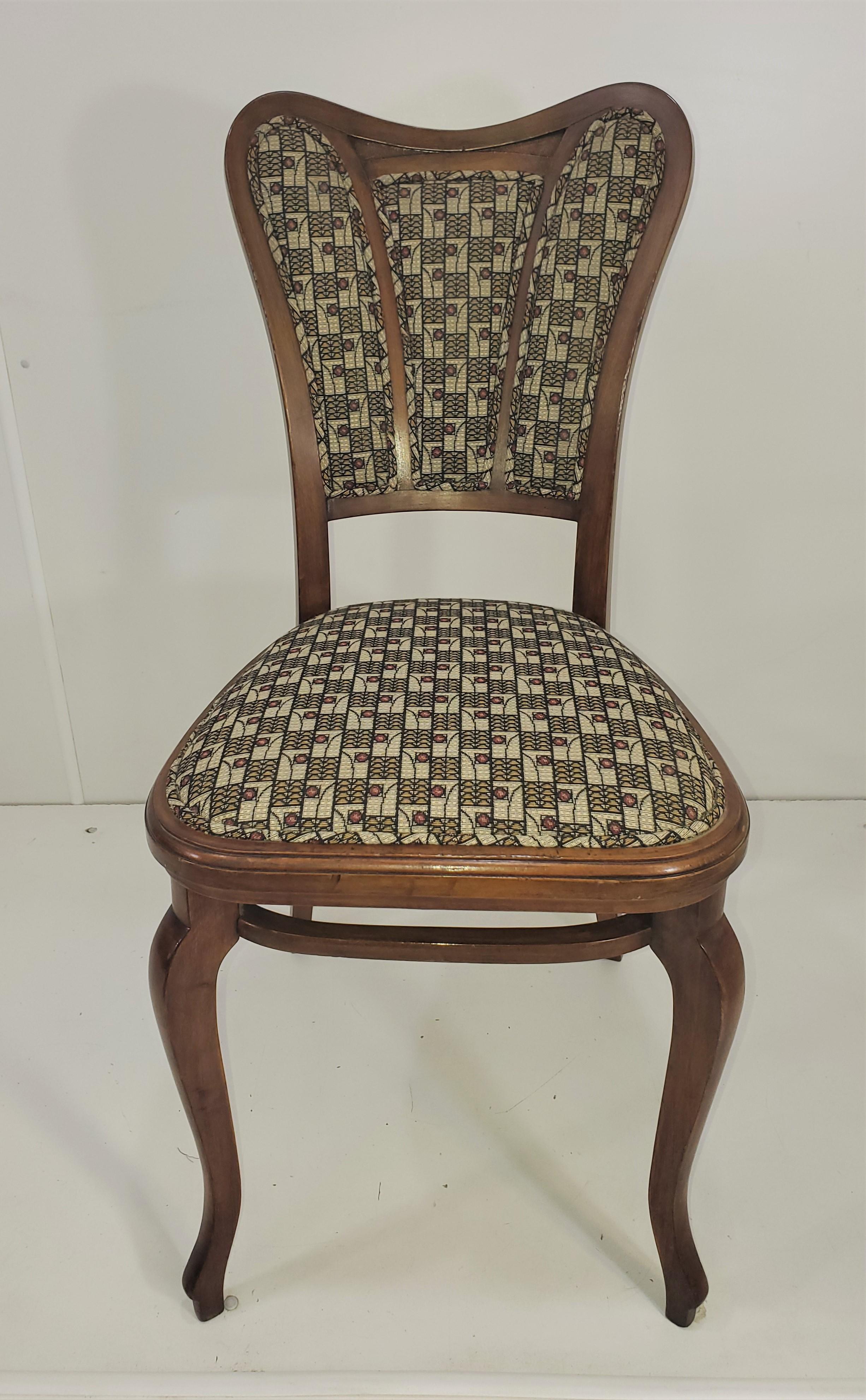 Ravissante paire de chaises d'appoint Art Nouveau/Sécession, dont le dossier est garni de papillons. Le mouvement Art nouveau s'est développé à Vienne, en Autriche, au début du XXe siècle. Il s'agissait d'une rupture avec les styles traditionnels,