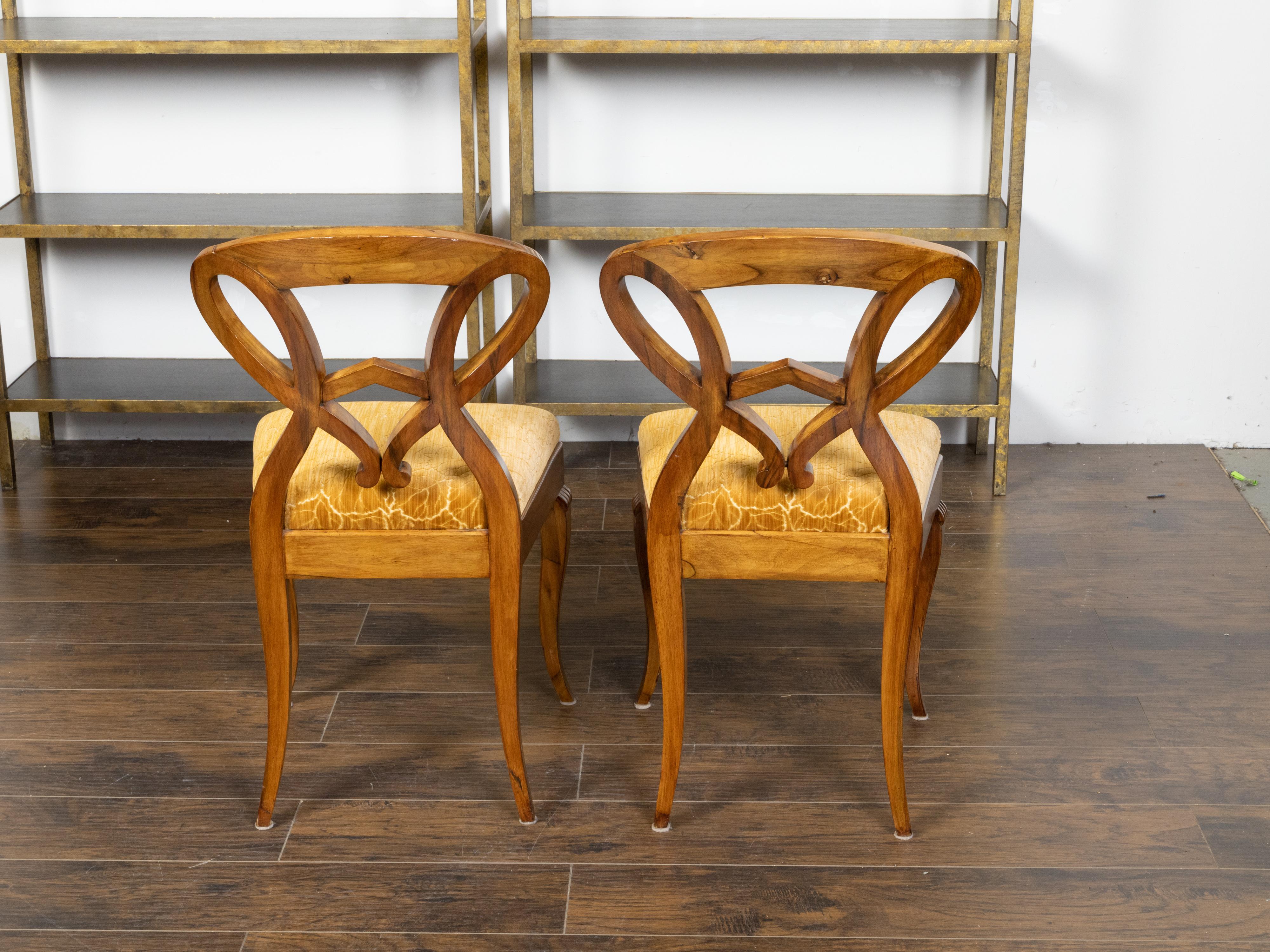 XIXe siècle Paire de chaises d'appoint Biedermeier autrichiennes du 19ème siècle avec dossiers ouverts sculptés en vente