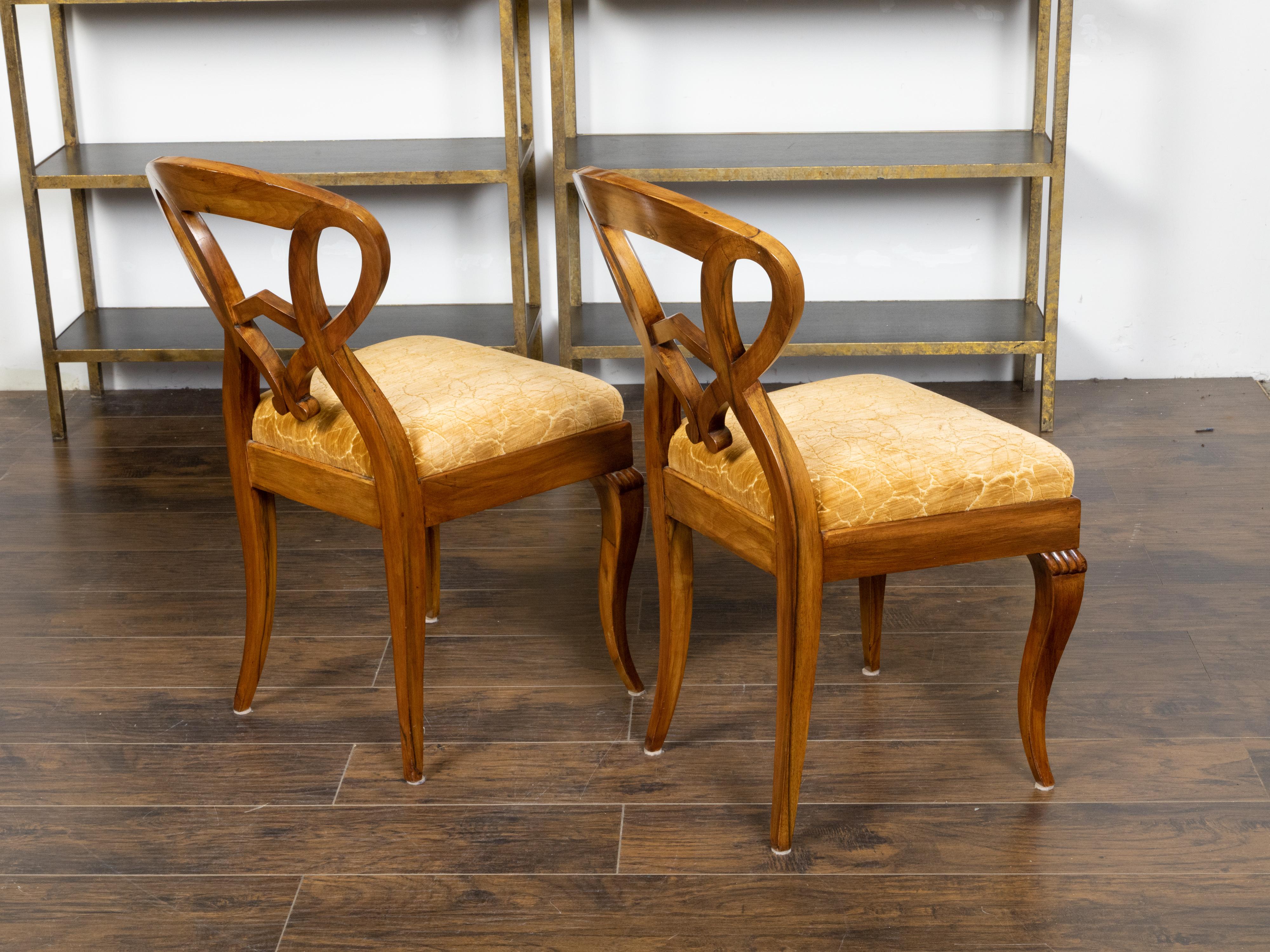 Tissu d'ameublement Paire de chaises d'appoint Biedermeier autrichiennes du 19ème siècle avec dossiers ouverts sculptés en vente