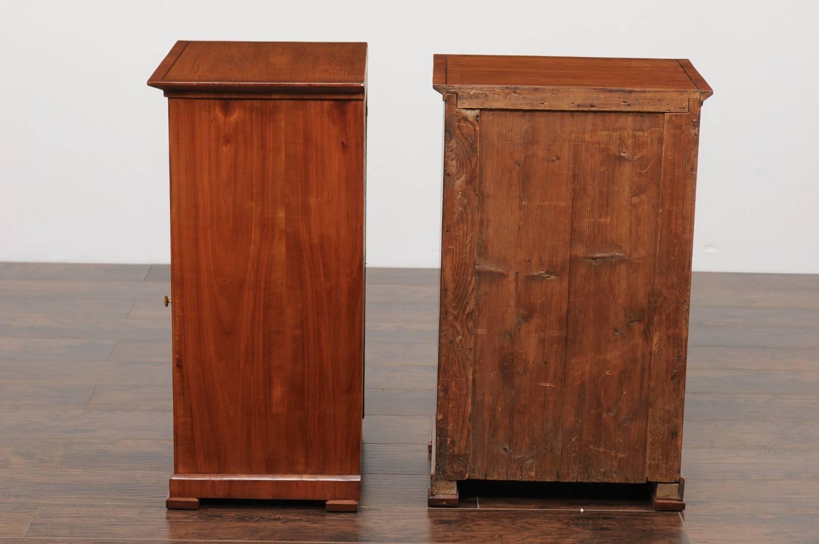 Paar österreichische Biedermeier-Schränke mit einer Schublade und einer Tür, um 1870 (Holz) im Angebot