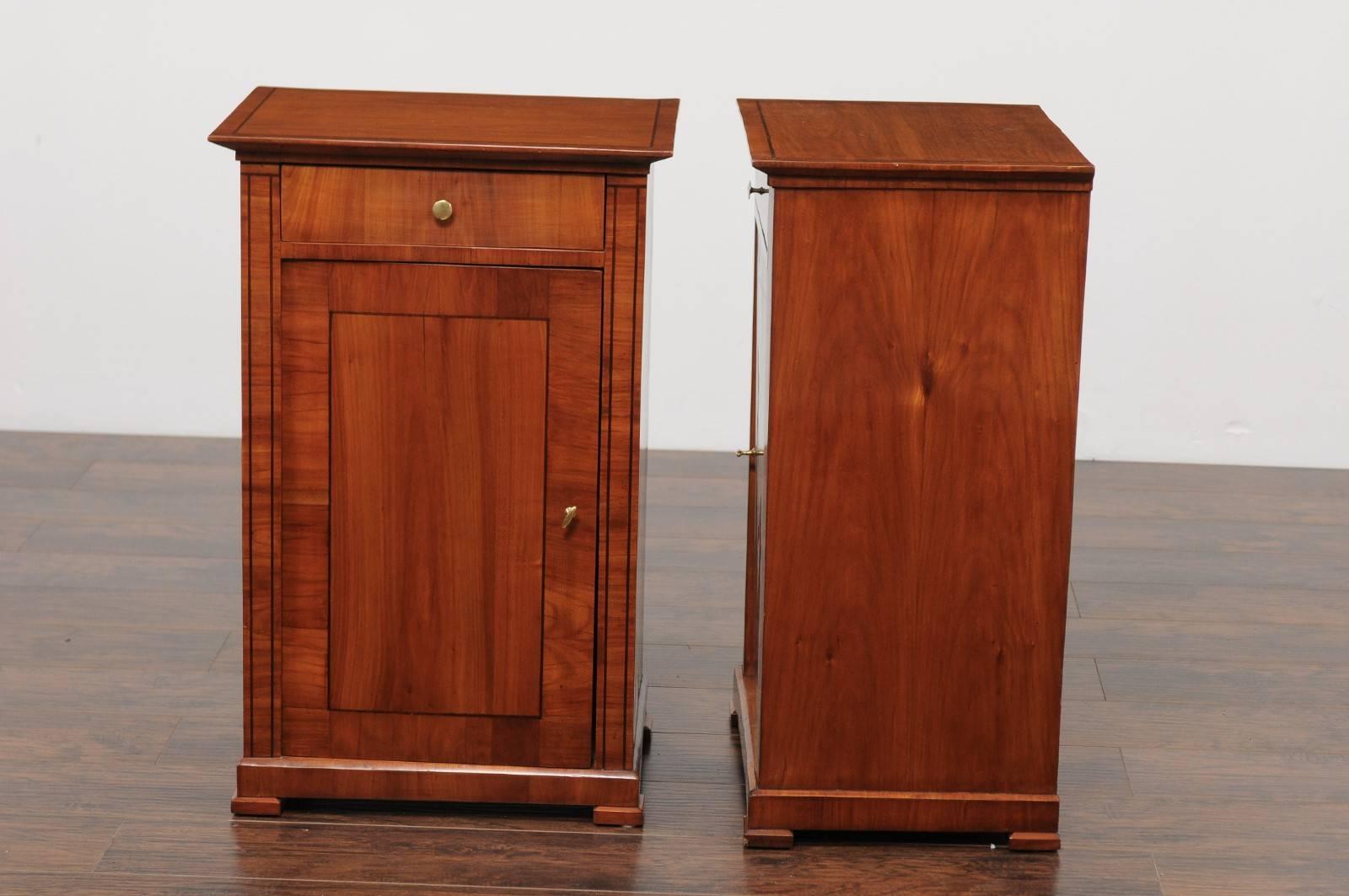 Coppia di armadietti Biedermeier austriaci con cassetto singolo e anta, 1870 circa in vendita 1