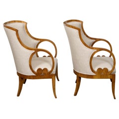 Paire de fauteuils autrichiens d'époque Biedermeier du 19ème siècle en noyer avec bras en boucle