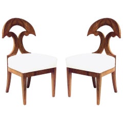 Pareja de sillas auxiliares austriacas Biedermeier de nogal