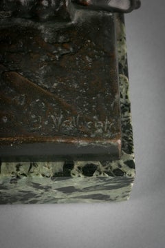 Paire de serre-livres autrichiens figuratifs en bronze et marbre, vers 1910