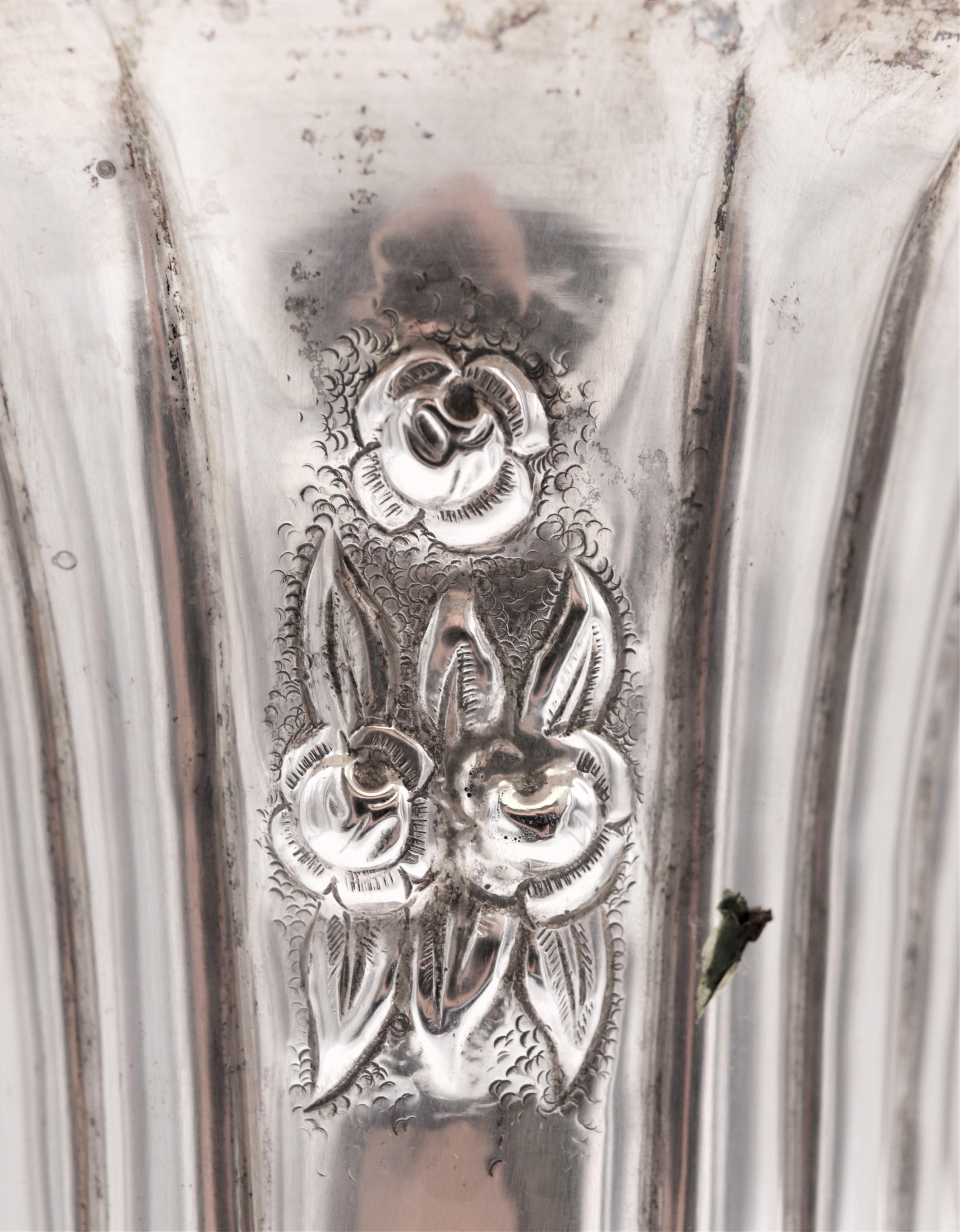 Pair of Austrian Continental Silver Vases In Good Condition For Sale In New York, NY