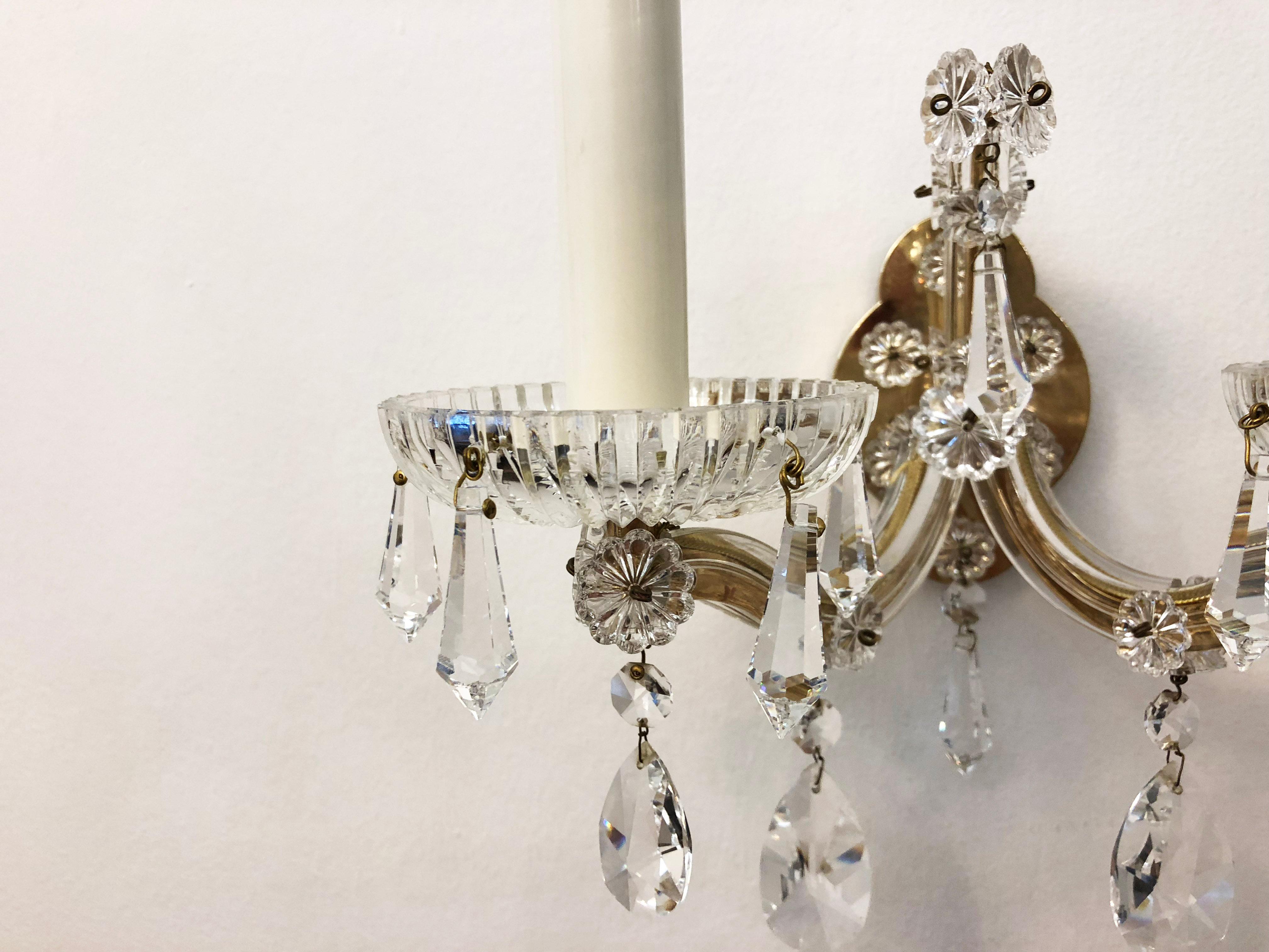 Plastic plate with two brass arm covered with glass and cat crystal elements fitted with two E14 sockets. Made in Austria in the 1970s.
Two pieces available and also a suitable chandelier.