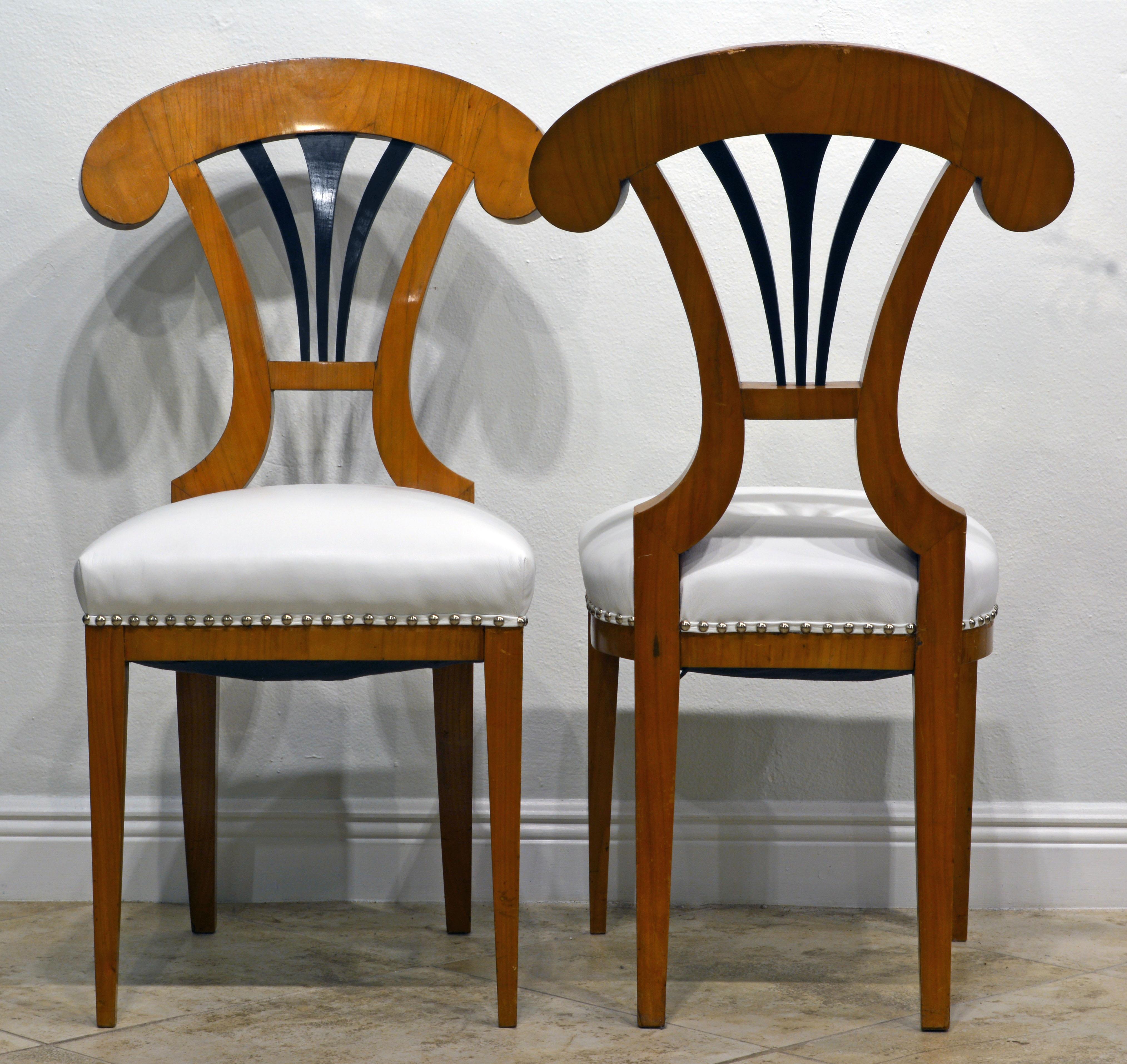 Pair of Austrian Fruitwood Side Chairs with Ebonized Fan-Shape Splats In Good Condition In Ft. Lauderdale, FL