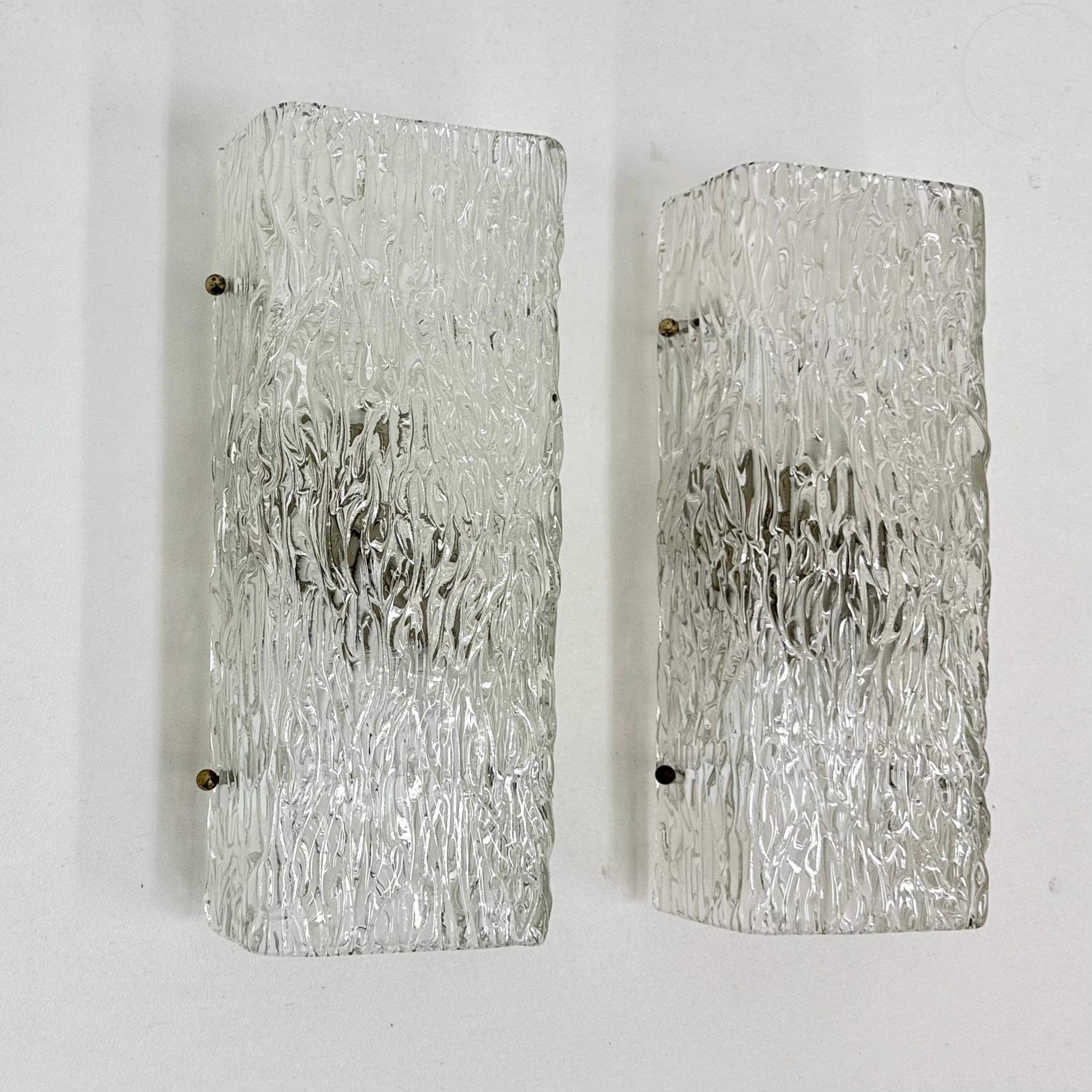 Pareja de grandes apliques austriacos de Murano de mediados de siglo 