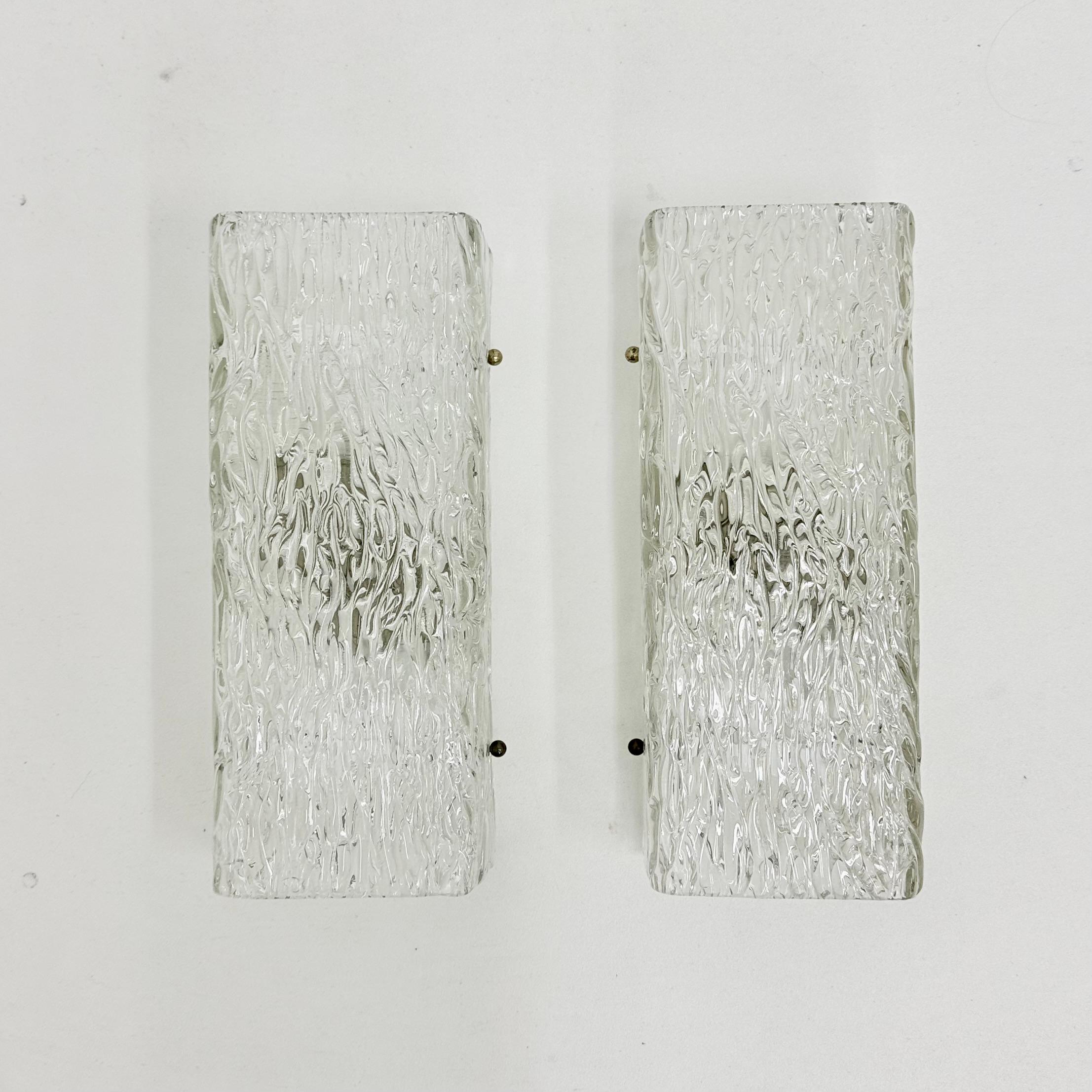 Pareja de grandes apliques austriacos de Murano de mediados de siglo 