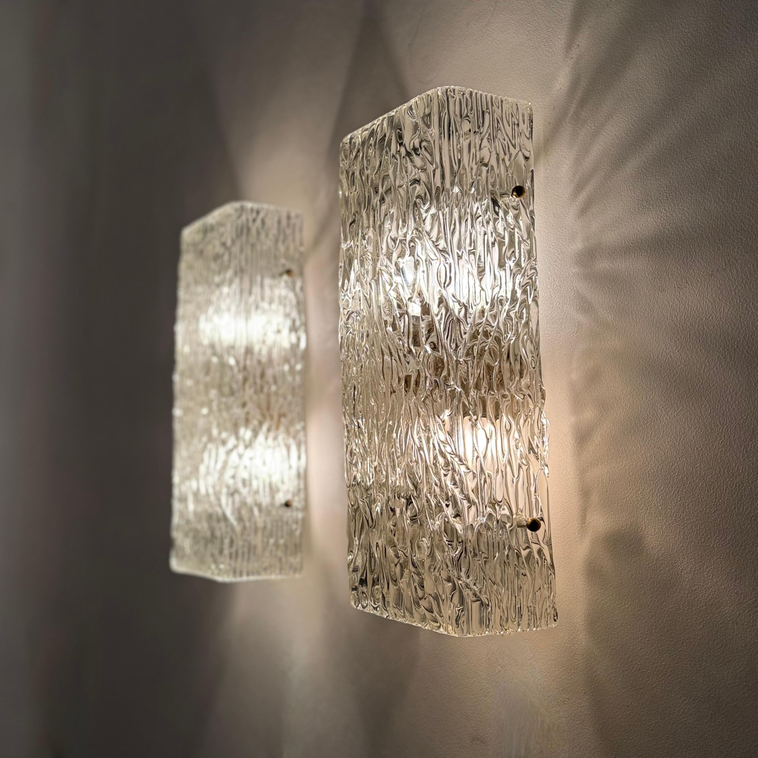 Pareja de grandes apliques austriacos de Murano de mediados de siglo 