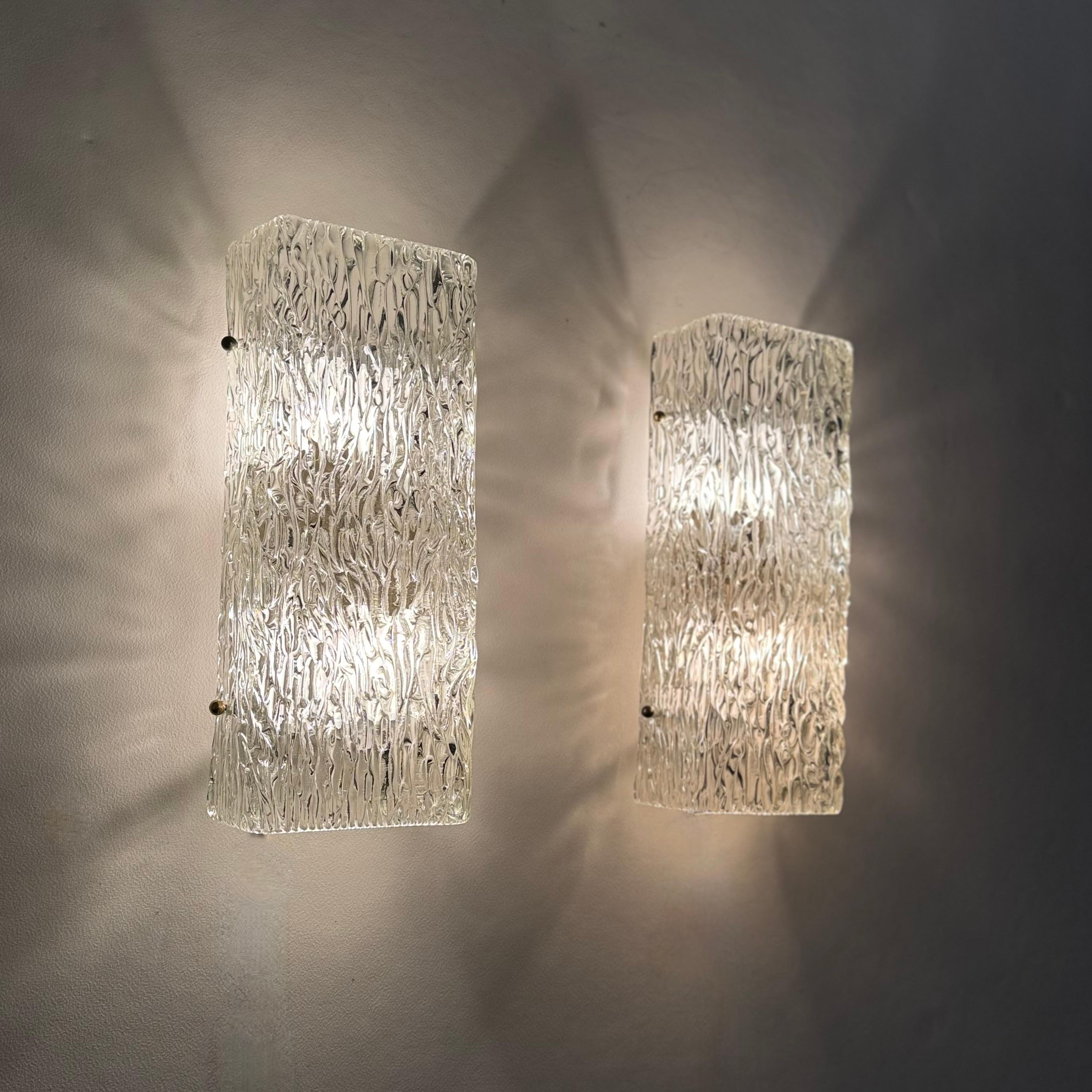 Pareja de grandes apliques austriacos de Murano de mediados de siglo 