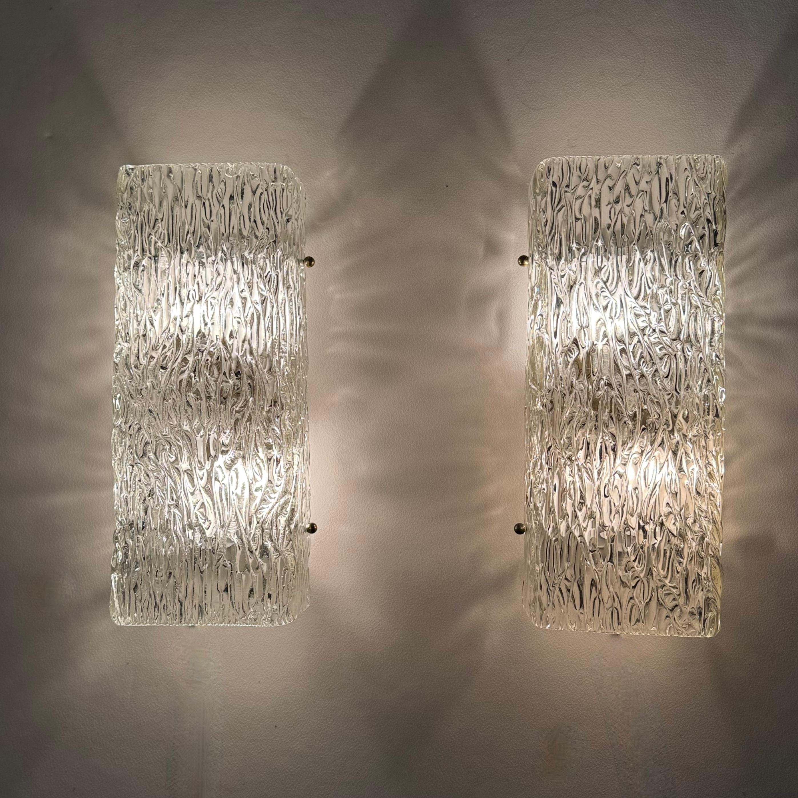 Pareja de grandes apliques austriacos de Murano de mediados de siglo 