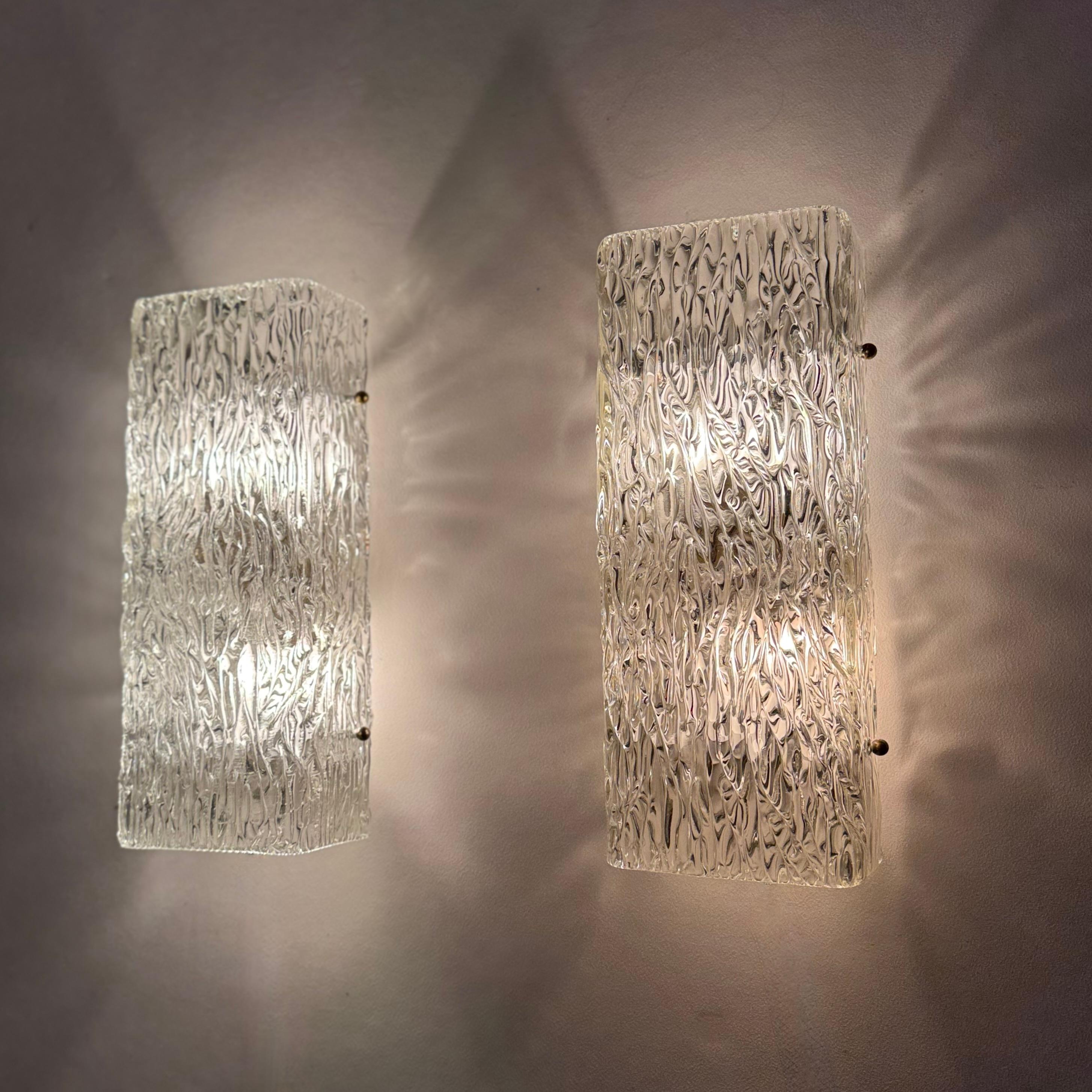 Pareja de grandes apliques austriacos de Murano de mediados de siglo 