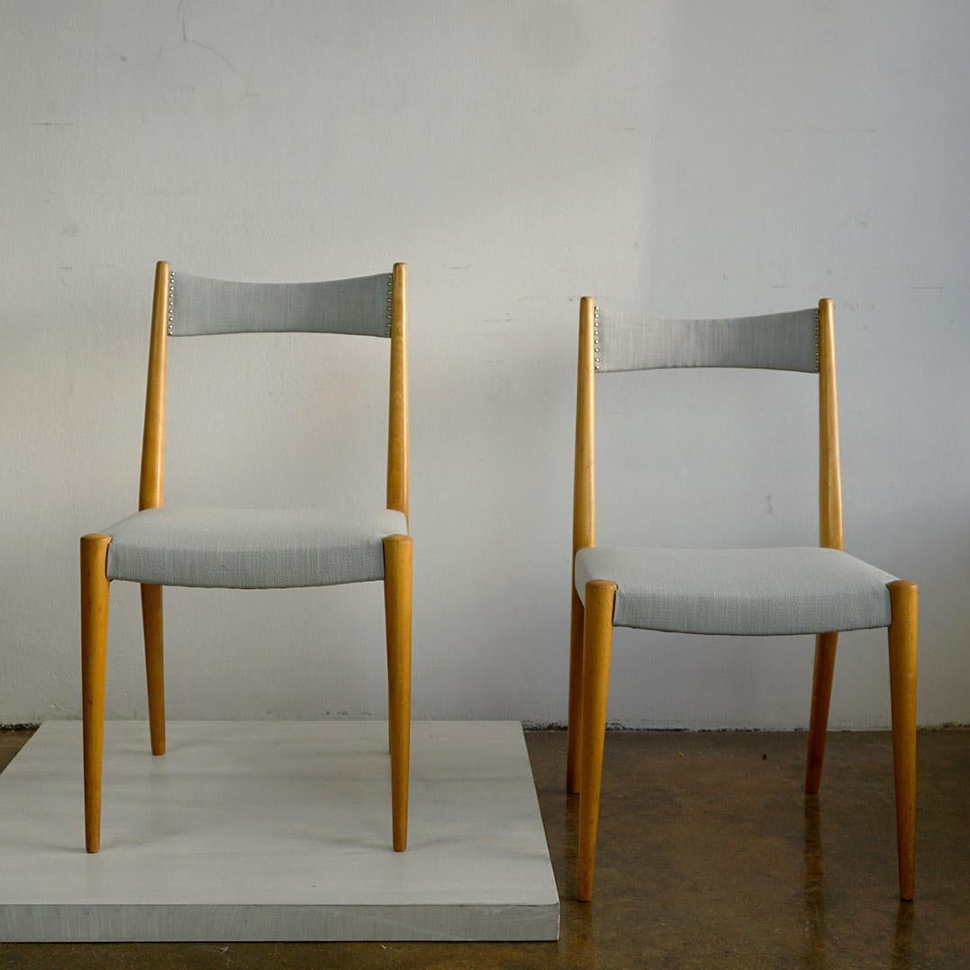 Este par de sillas austriacas de madera de haya de mediados de siglo fueron diseñadas por Anna-Lülja Praun y producidas por Wiesner Hager en Austria, en la década de 1950.  
Anna-Lülja Praun fue, junto con Margarete Schütte-Lihotzky, una auténtica