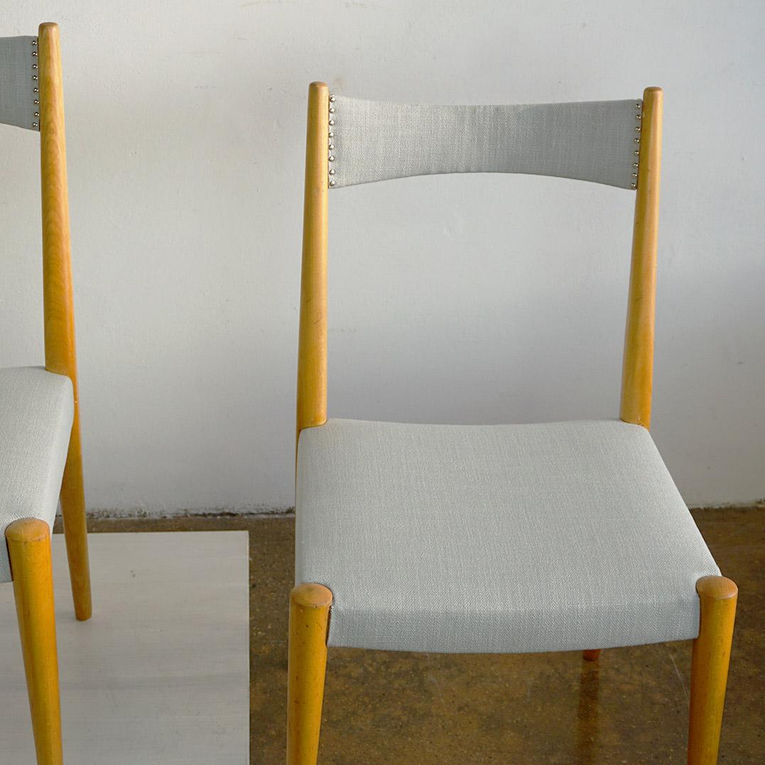 Pareja de sillas de comedor austriacas de haya de mediados de siglo, de Anna-Lülja Praun en Bueno estado para la venta en Vienna, AT