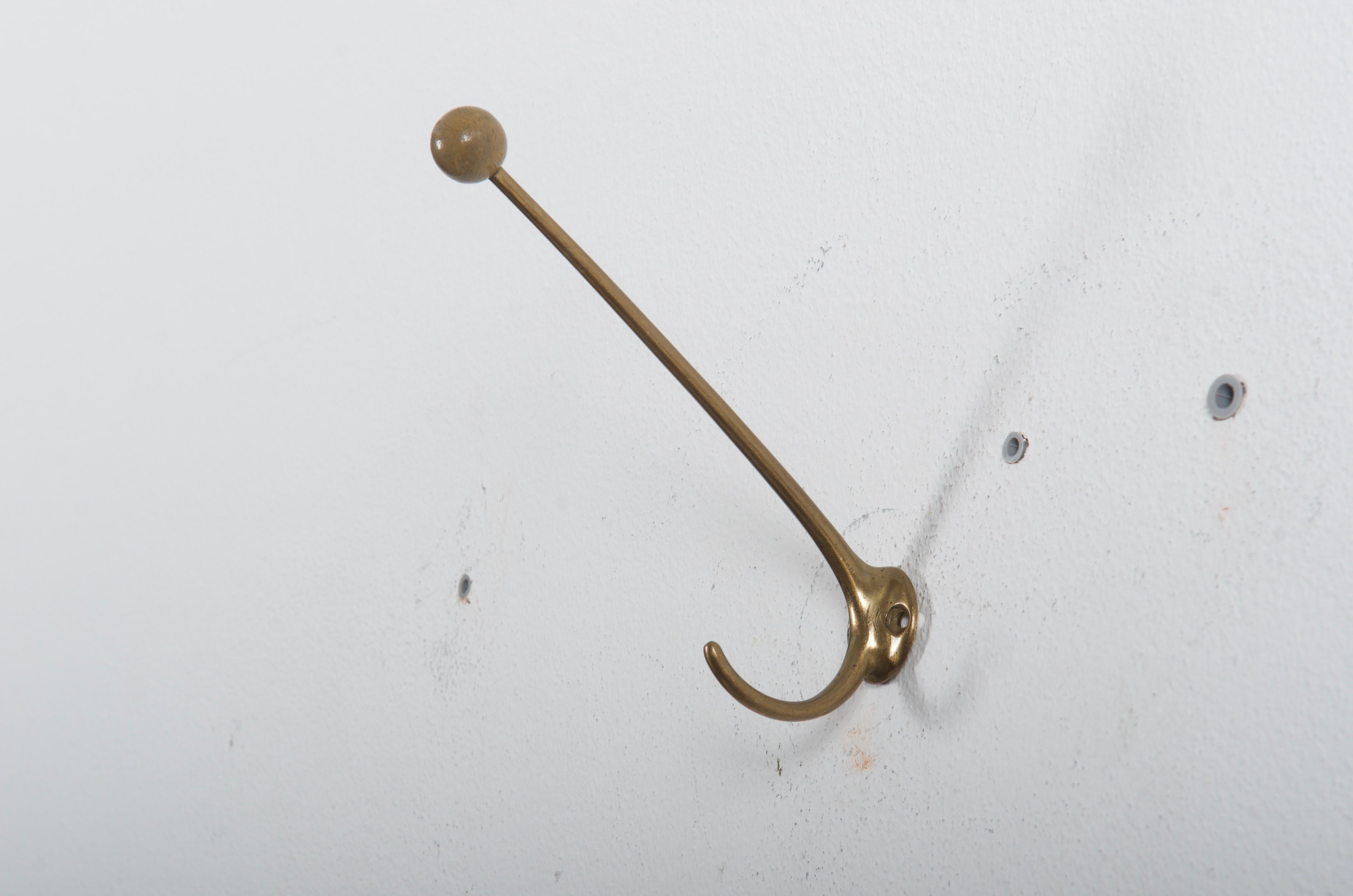 Brass with hardwood ball coat, hat hooks, elegant shape and perfect quality made in Austria by Hagenauer in the early 1950s.
Original condition.
     