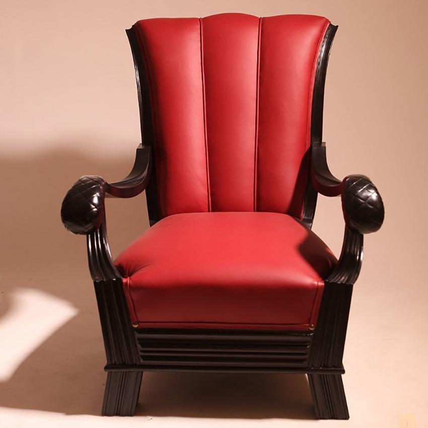 Paire de remarquables fauteuils Art Déco autrichiens, en bois de hêtre courbé et sculpté à la main, teintés en noir et recouverts de cuir rouge renouvelé. En raison de leur grande qualité artisanale et de leur style, ils peuvent être attribués à
