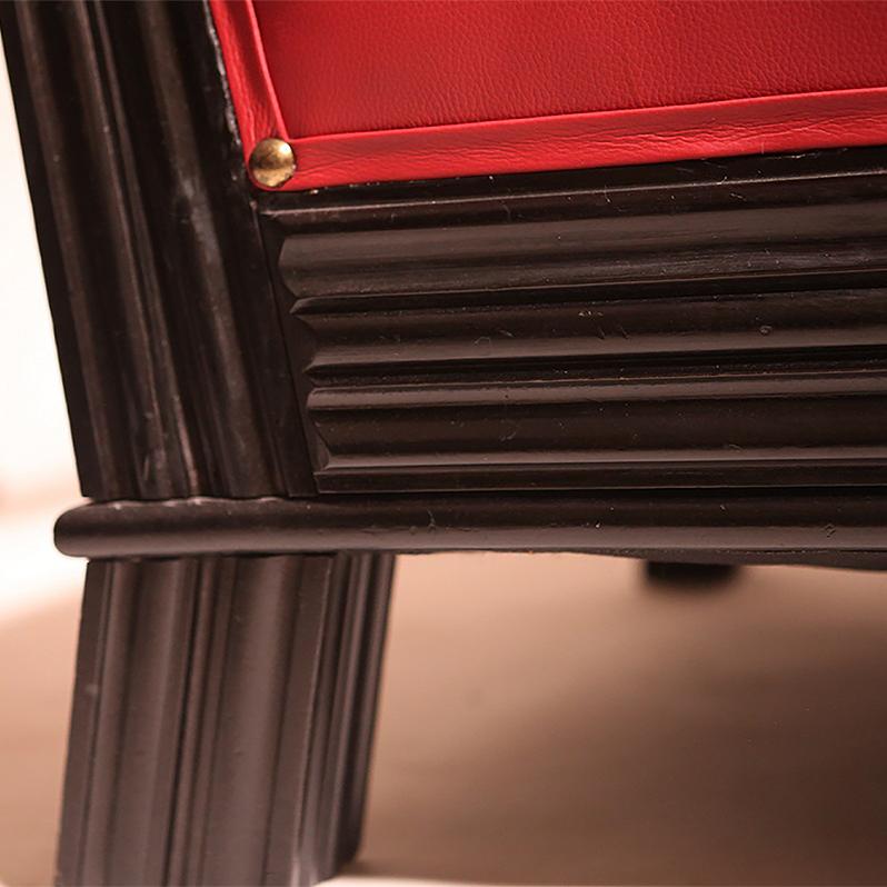 Ein Paar österreichische Art-Déco-Sessel aus rotem Leder, Otto Prutscher zugeschrieben (Gefärbt) im Angebot