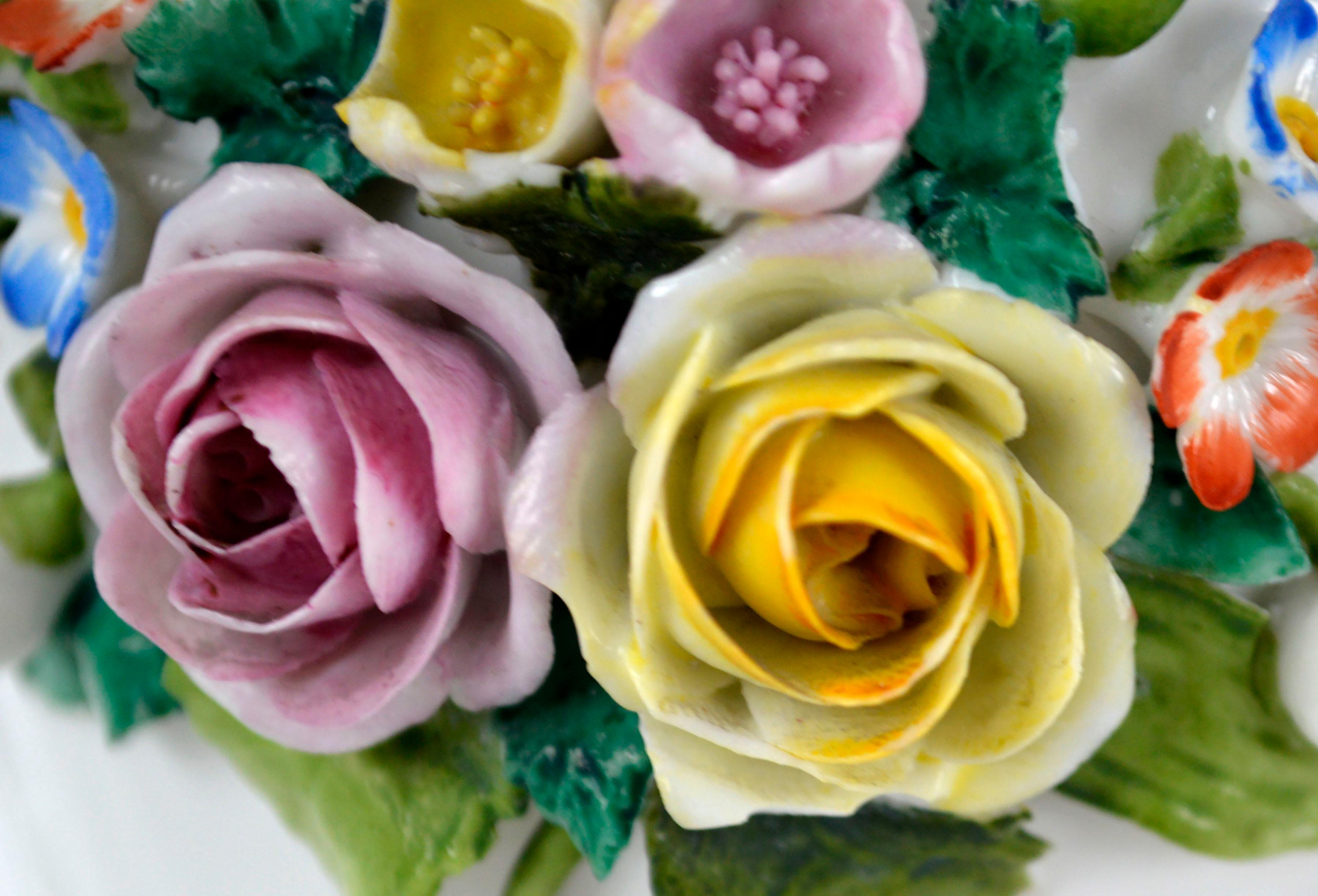 Paire de vases à fleurs incrustés en porcelaine royale autrichienne de Vienne en vente 1