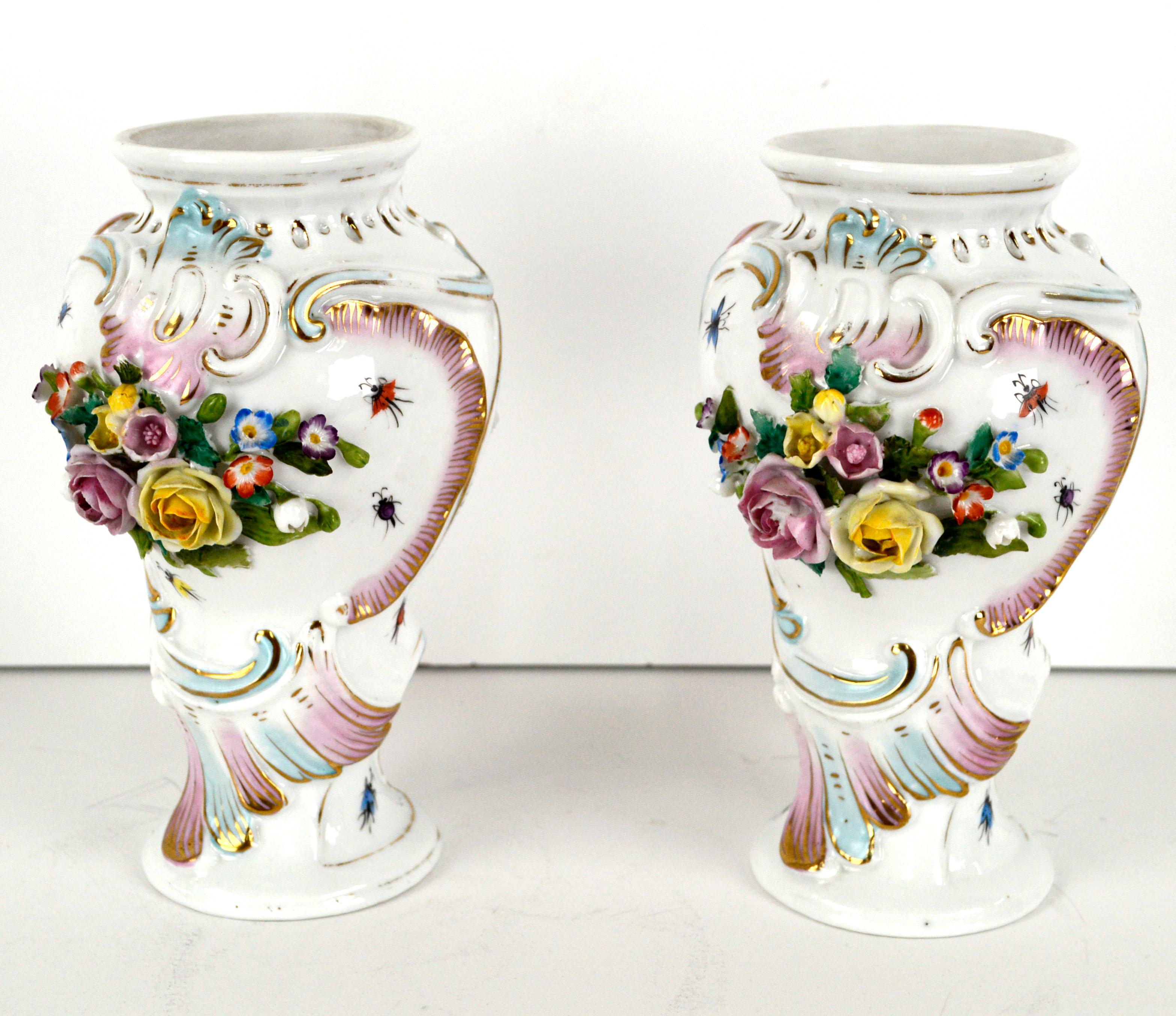 Paar österreichische Royal Vienna-Porzellanvasen mit Blumendekoration (Neoklassisch) im Angebot