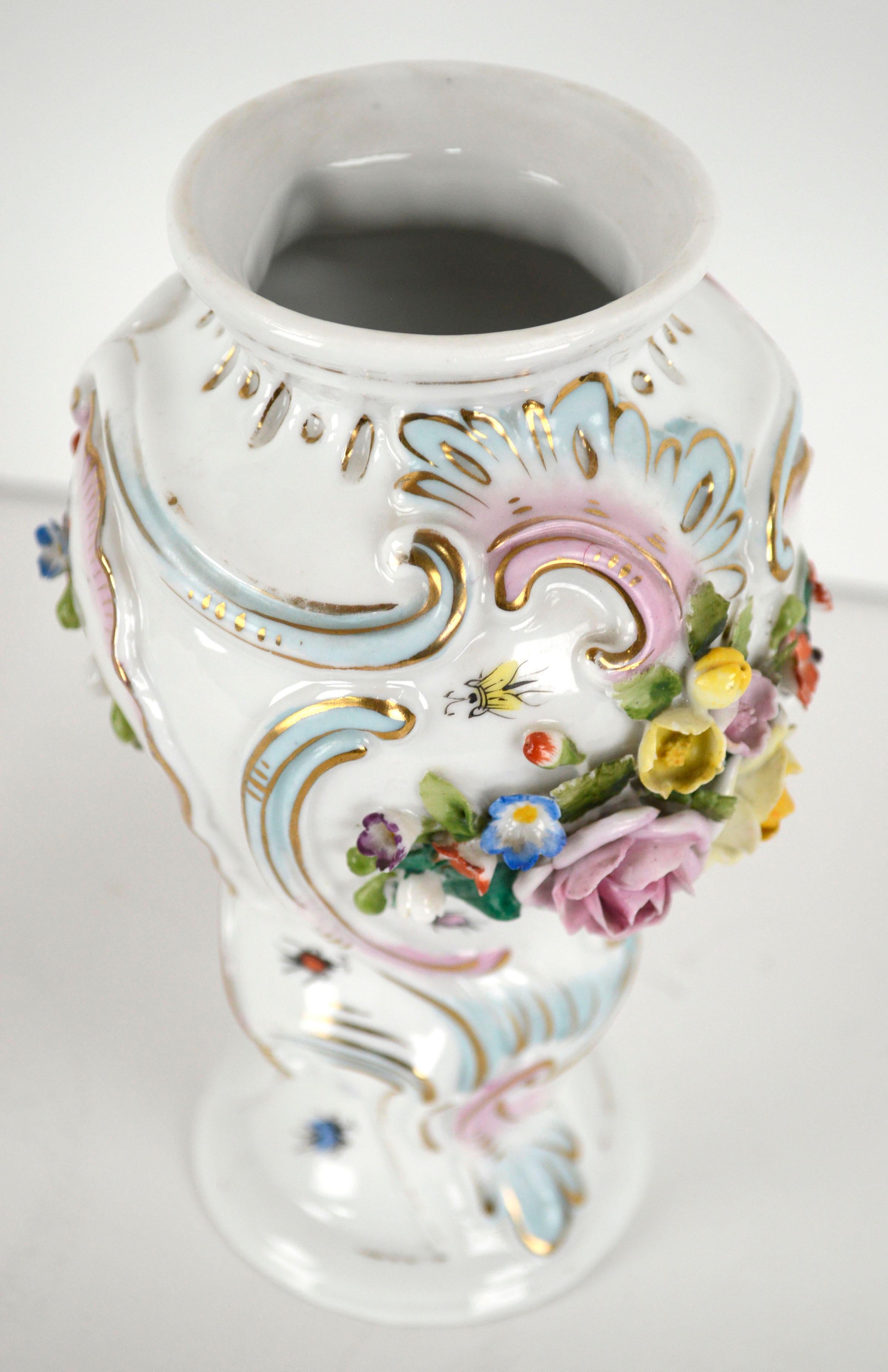 Paar österreichische Royal Vienna-Porzellanvasen mit Blumendekoration im Zustand „Gut“ im Angebot in Soquel, CA