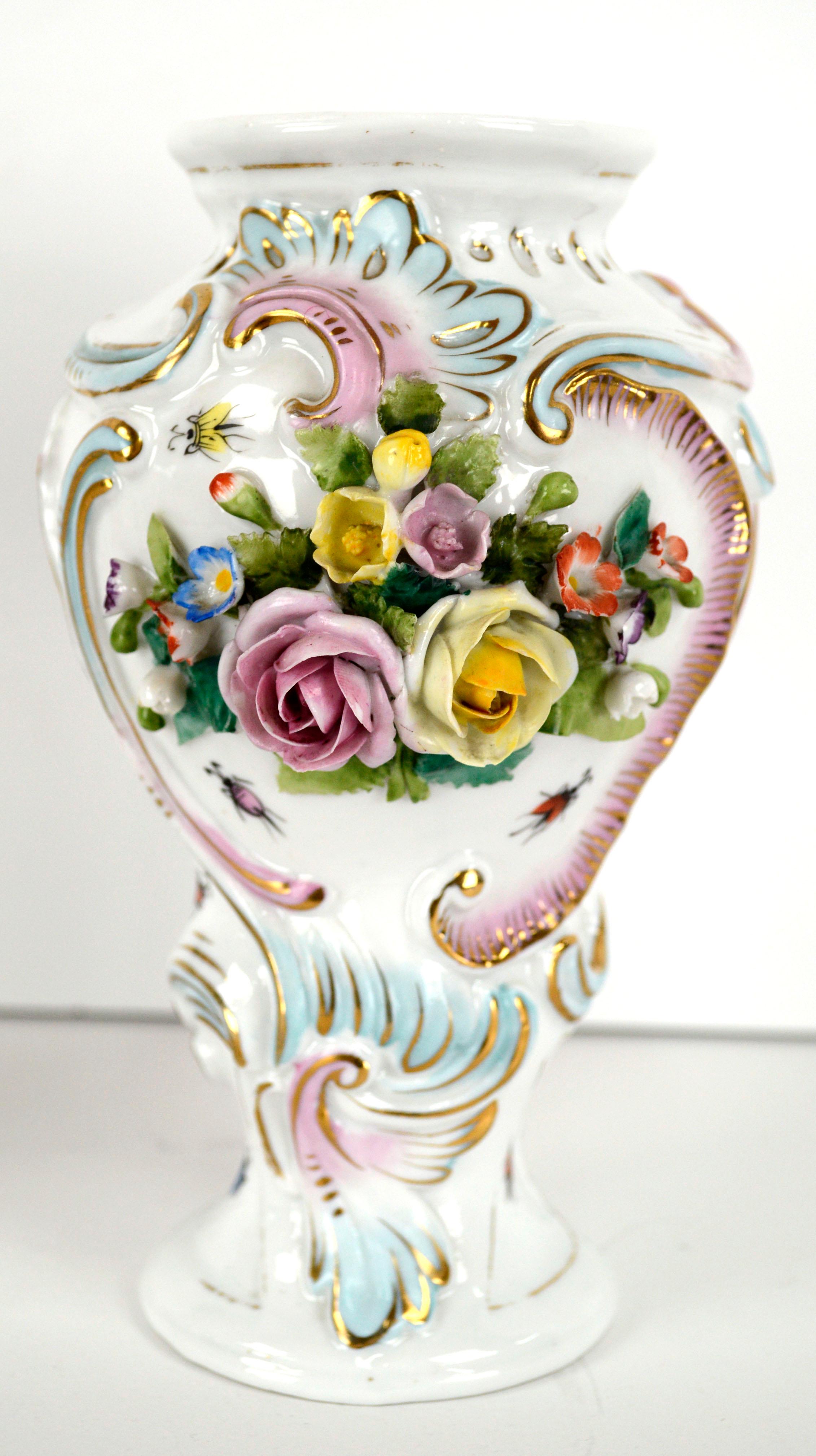 Peint Paire de vases à fleurs incrustés en porcelaine royale autrichienne de Vienne en vente