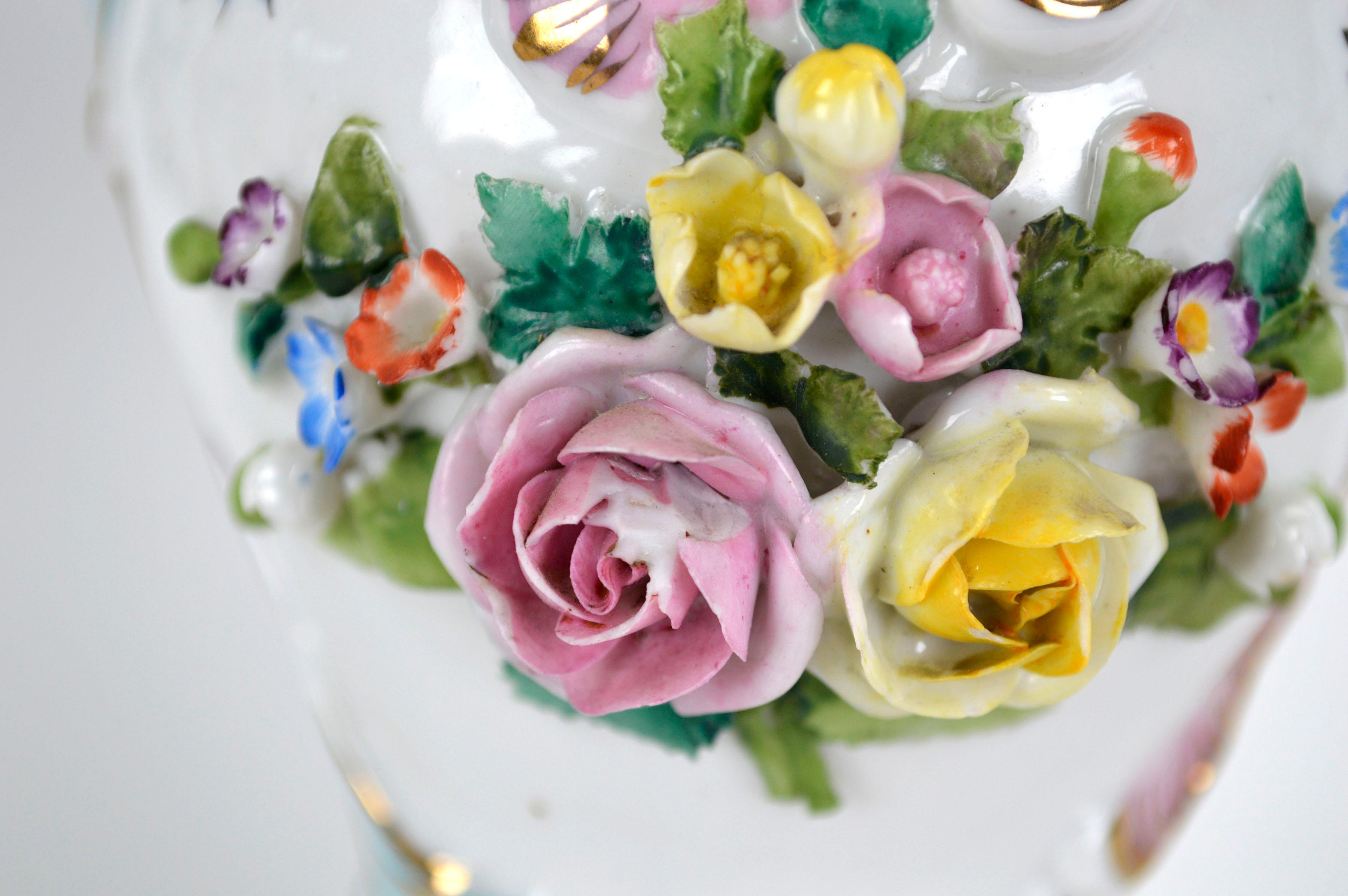 Paar österreichische Royal Vienna-Porzellanvasen mit Blumendekoration im Angebot 2
