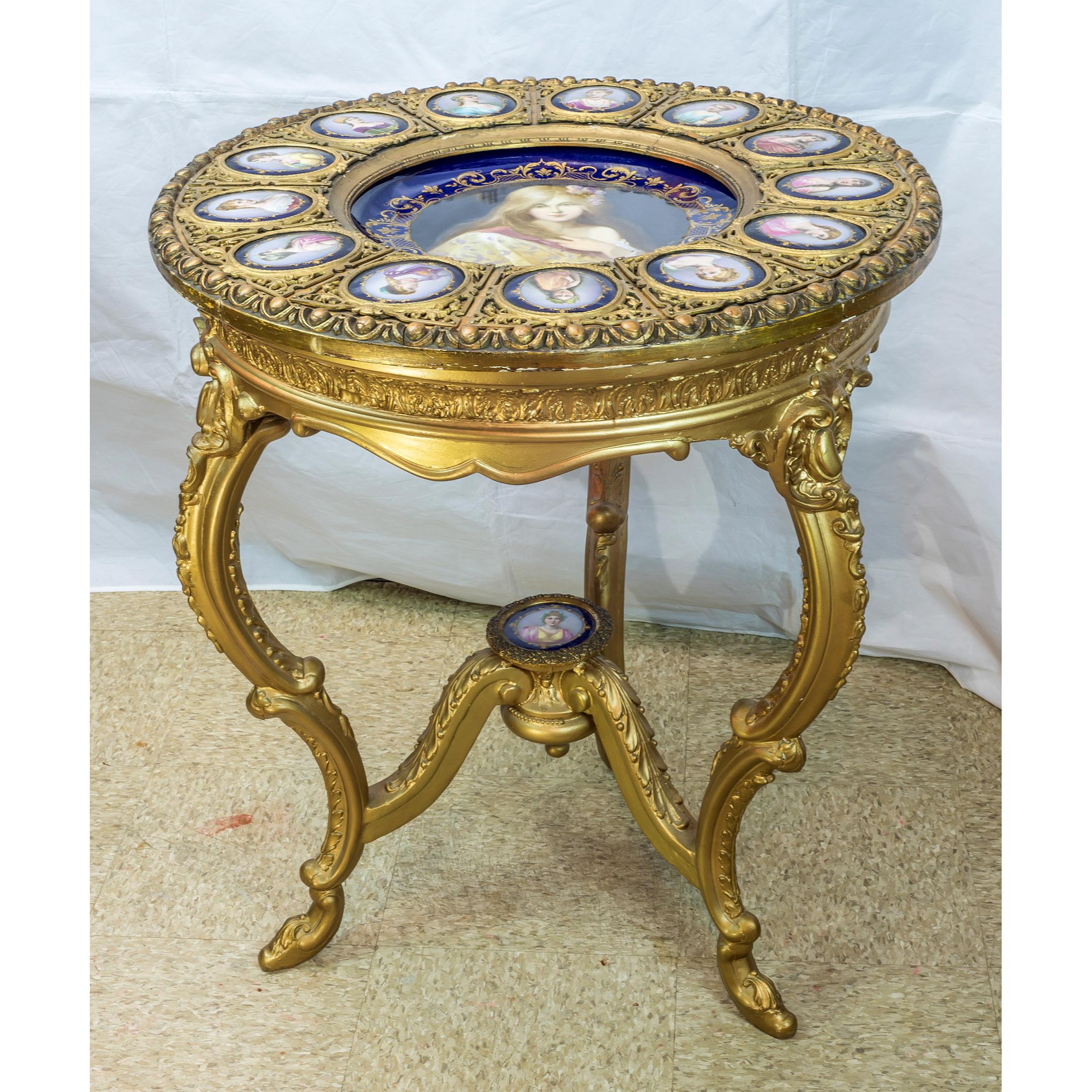 Pareja de mesas de salón austriacas Royal Vienna de tres patas de madera dorada y porcelana Austríaco en venta