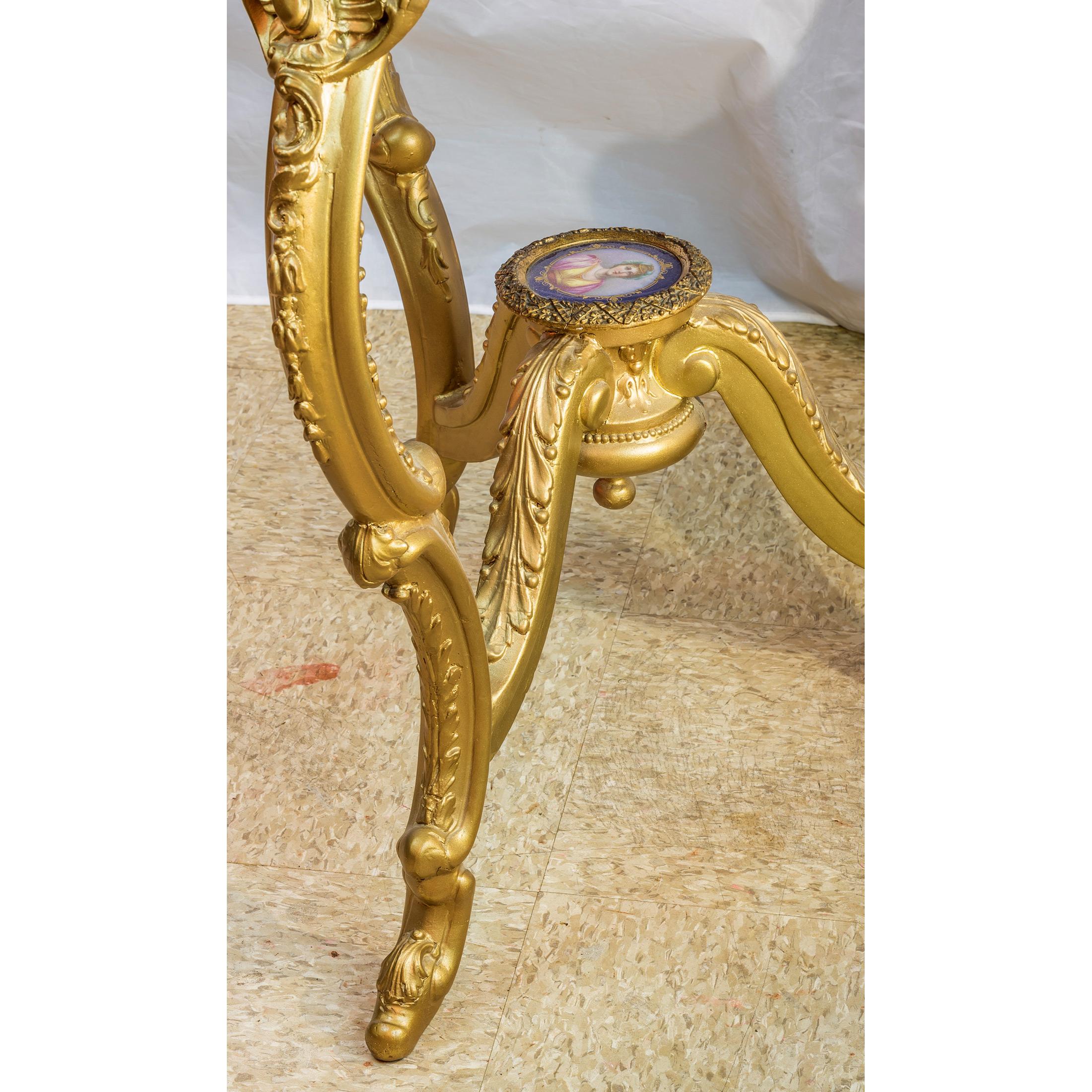 Pareja de mesas de salón austriacas Royal Vienna de tres patas de madera dorada y porcelana en Bueno estado para la venta en New York, NY