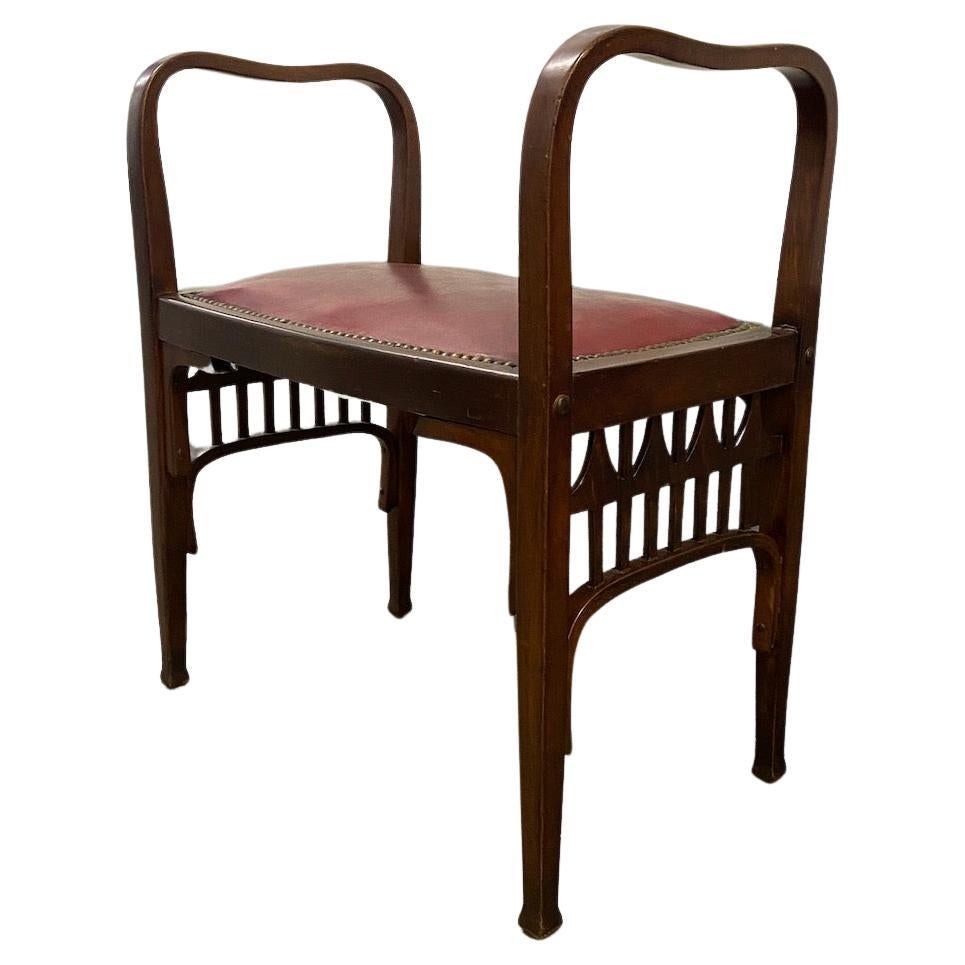 une paire de tabourets autrichiens en bois courbé de style sécessionniste, petits bancs, sièges de fenêtre ou causeuses. 
Je ne sais pas si la sellerie est en cuir ou en similicuir, mais elle semble assez ancienne. 
Veuillez noter que nos délais de