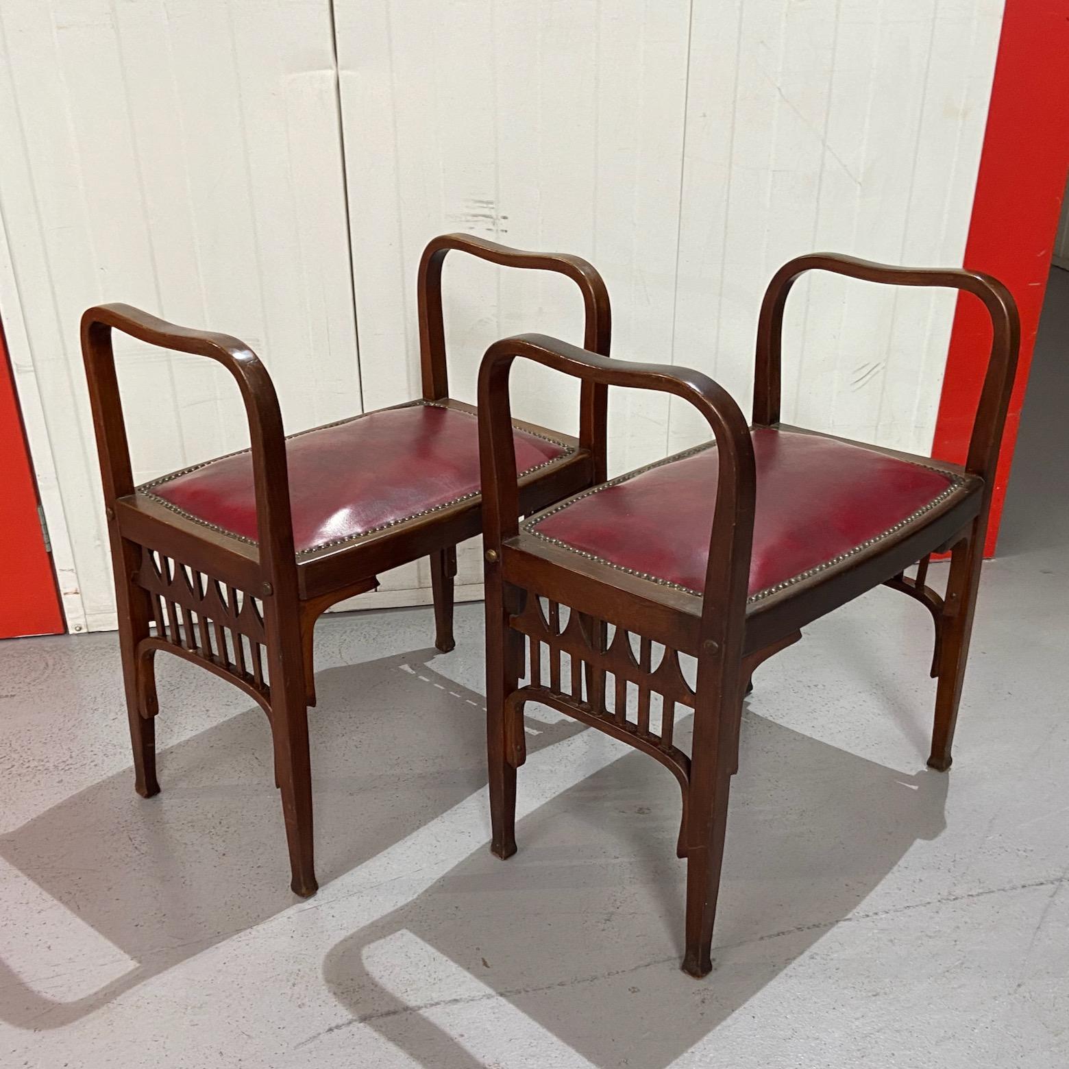 Sécession viennoise Paire de tabourets, bancs ou Causeuses en bois cintré de style sécessionniste autrichien, début du 20e siècle en vente